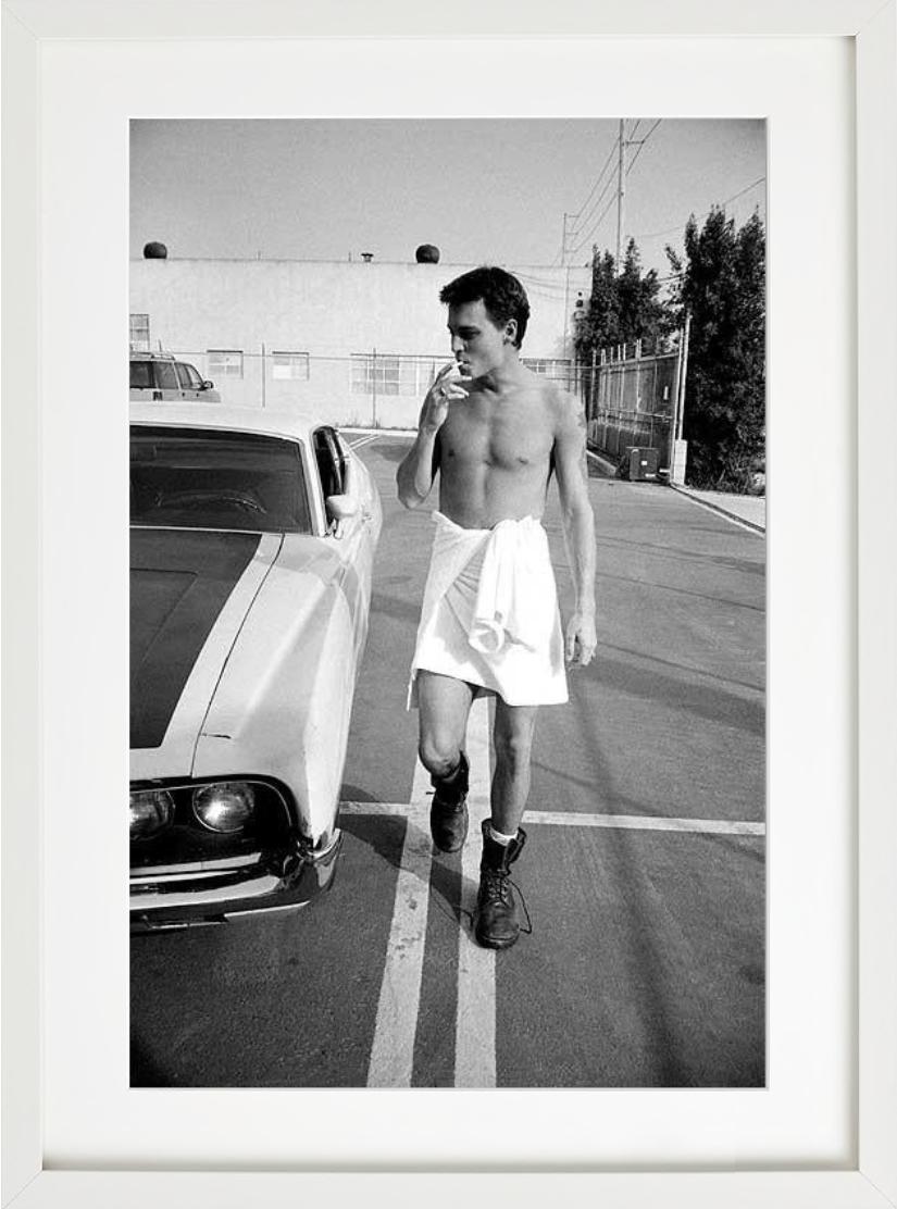 Johnny Depp, Hollywood - acteur dans un bijou à côté d'une voiture, photographie d'art, 1995 - Contemporain Photograph par Sante D´ Orazio