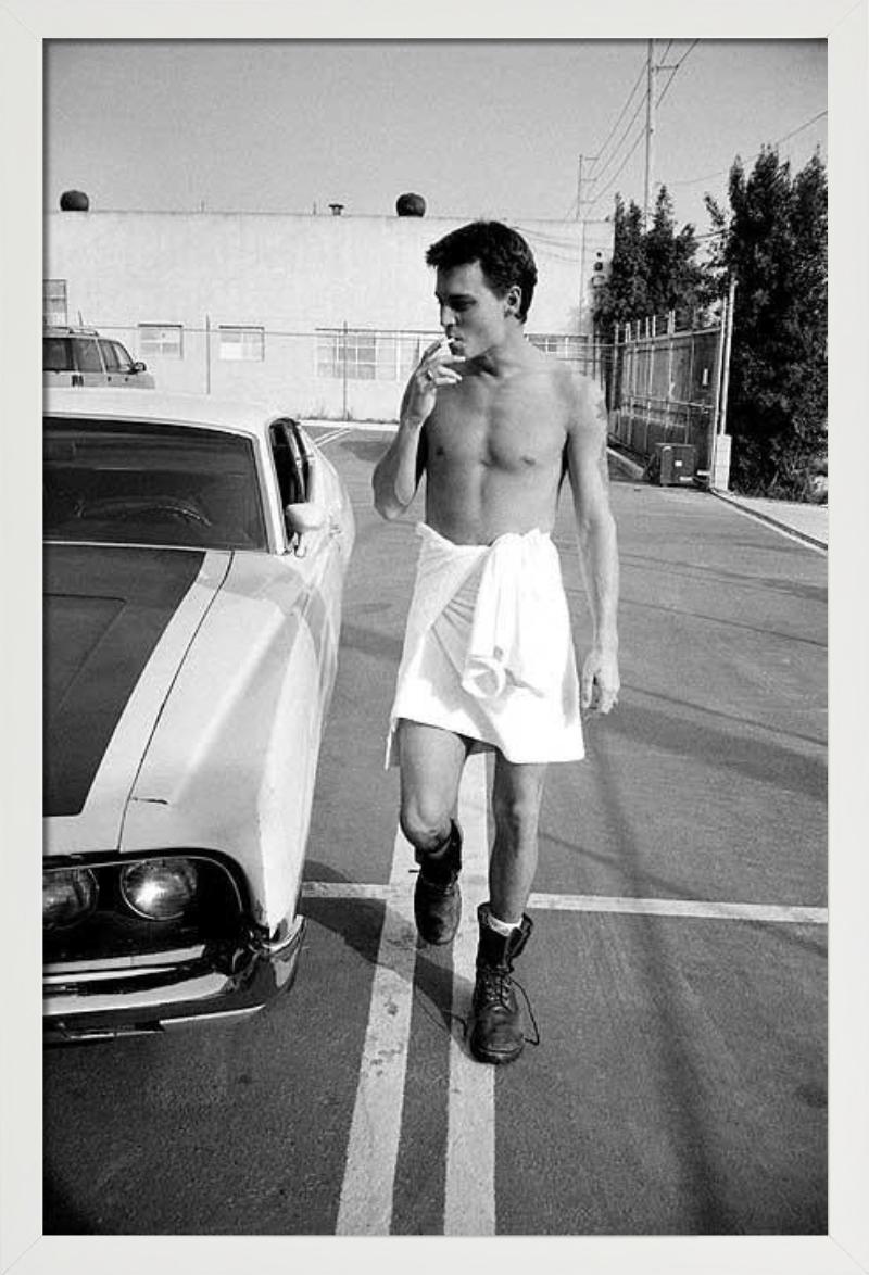 Johnny Depp, Hollywood, Kalifornien - der Schauspieler mit Handtuch und Zigaretten neben einem Auto im Angebot 3