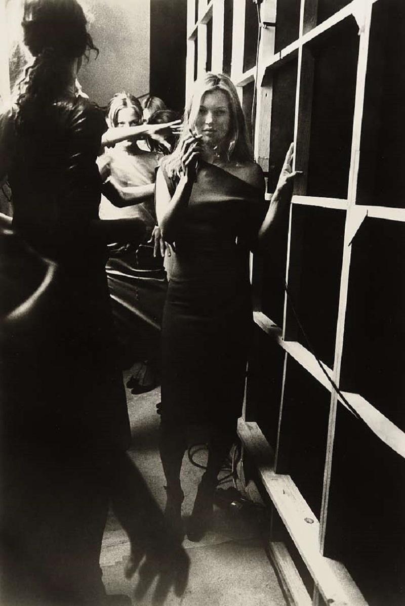 Sante D´ Orazio Black and White Photograph – Kate Moss Hinter der Bühne - das Supermodel raucht in einem schwarzen Kleid