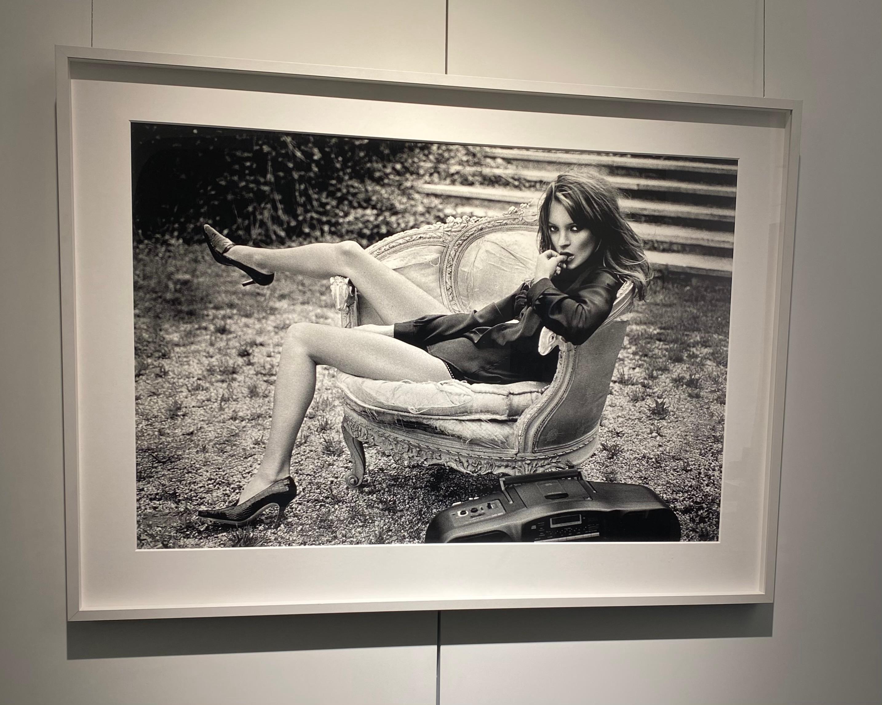 Kate Moss III – Porträt des berühmten Supermodels und Modeikons (Grau), Black and White Photograph, von Sante D´ Orazio