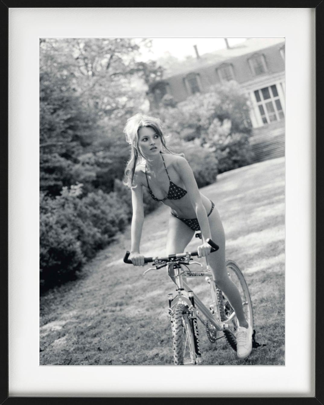 Kate Moss à vélo, Glen Cove, NY, pour Italian Vogue, Fine Art Photography, 1995 en vente 2