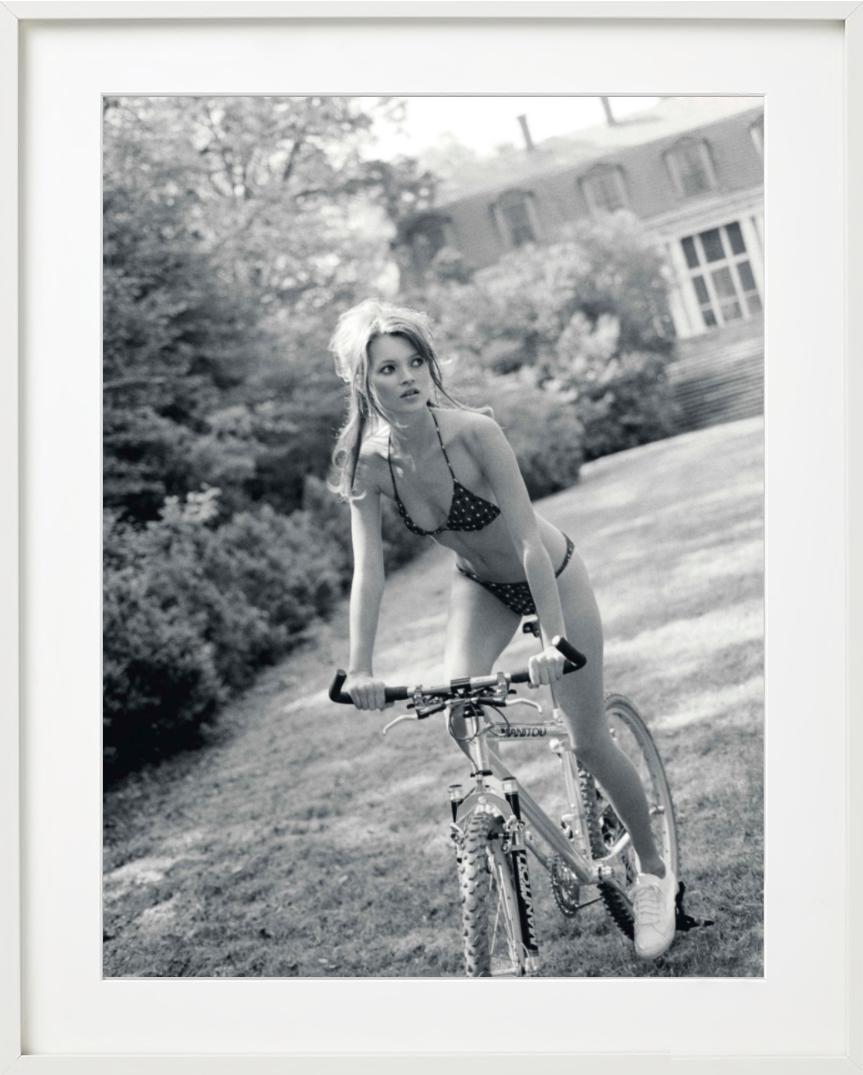 Kate Moss à vélo, Glen Cove, NY, pour Italian Vogue, Fine Art Photography, 1995 en vente 7