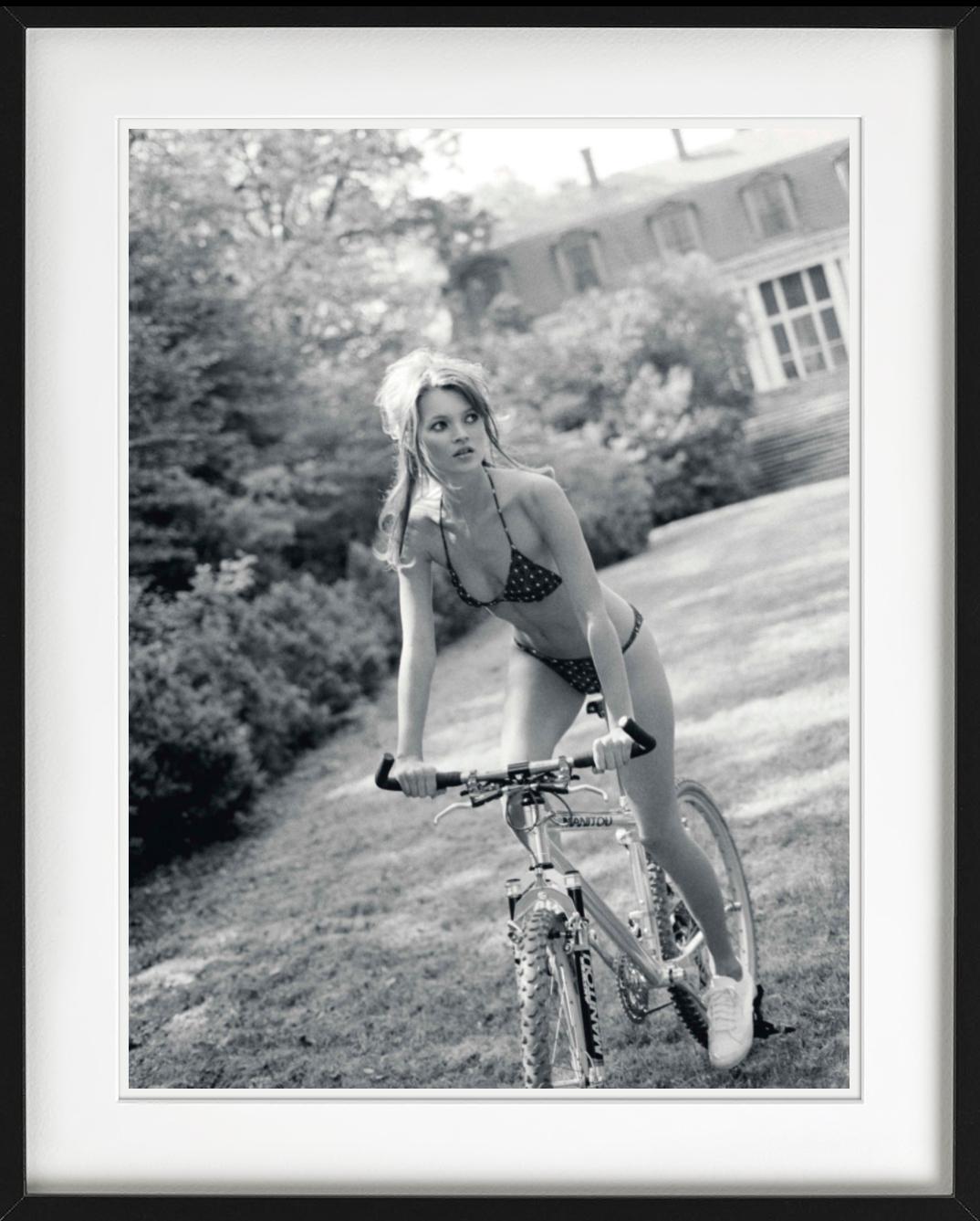 Kate Moss à vélo, Glen Cove, NY, pour Italian Vogue, Fine Art Photography, 1995 en vente 3