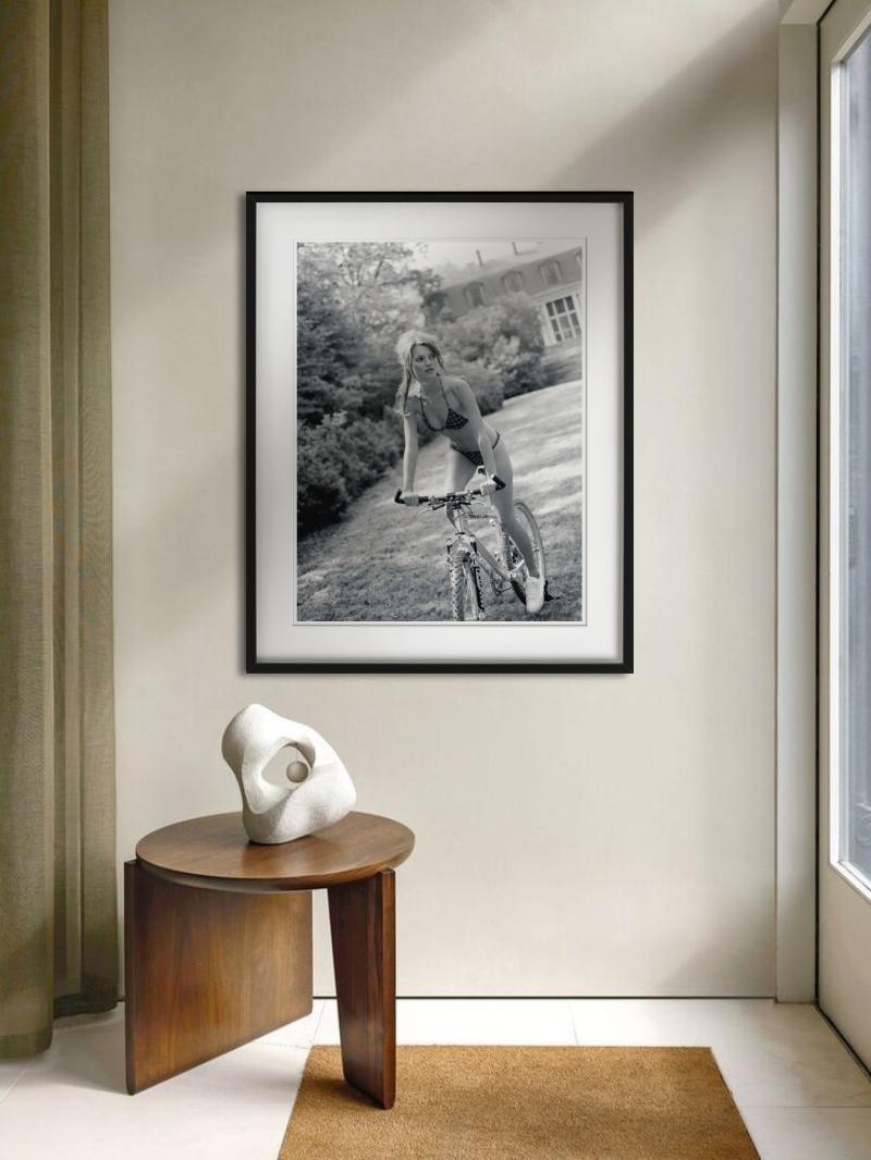 Kate Moss à vélo, Glen Cove, NY, pour Italian Vogue, Fine Art Photography, 1995 - Gris Black and White Photograph par Sante D´ Orazio