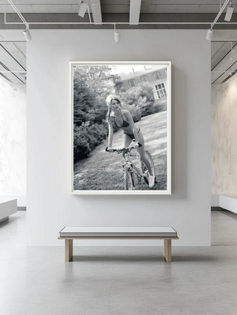 Kate Moss à vélo, Glen Cove, NY, pour Italian Vogue, Fine Art Photography, 1995 en vente 5