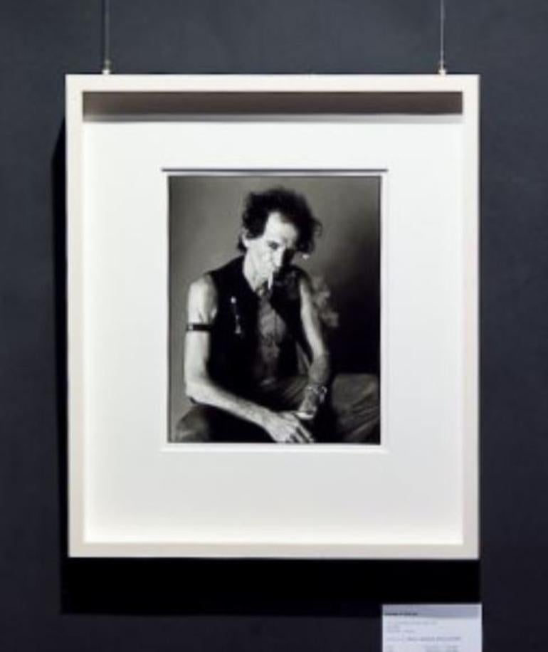 Keith Richards Rauchen – Porträt des Rockstars und des Rolling Stones-Mitglieds (Schwarz), Portrait Photograph, von Sante D´ Orazio