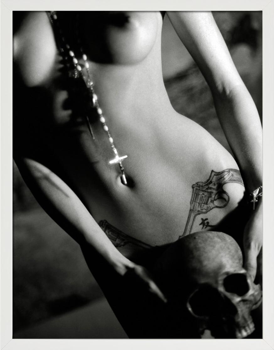 Mandy with Skull - closeup nude with skull and rosary, fine art photography 2007 - Contemporary Photograph by Sante D´ Orazio