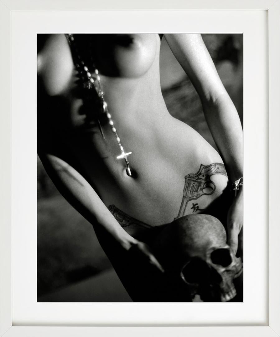 Mandy with Skull - closeup nude with skull and rosary, fine art photography 2007 - Black Nude Photograph by Sante D´ Orazio