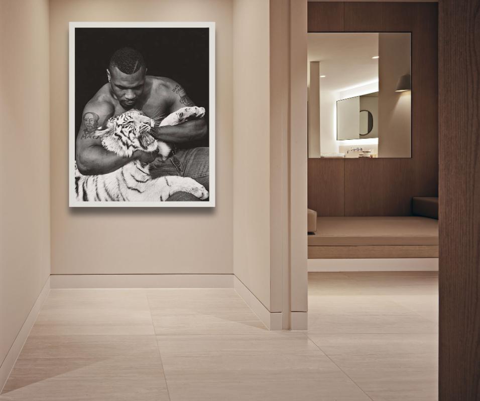 Mike Tyson, Vegas – der Boxer mit weißem Tigerkrug, Kunstfotografie, 1996 (Zeitgenössisch), Photograph, von Sante D´ Orazio