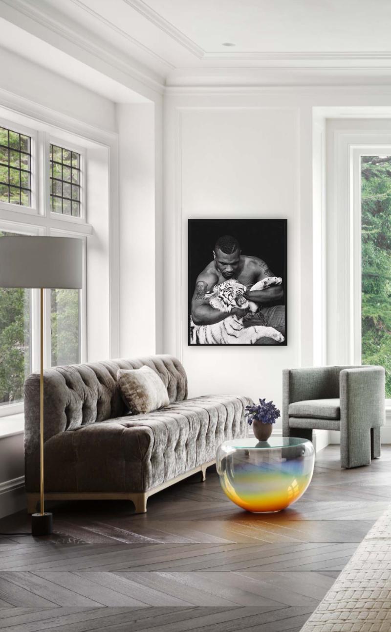Mike Tyson, Vegas – der Boxer mit weißem Tigerkrug, Kunstfotografie, 1996 (Schwarz), Black and White Photograph, von Sante D´ Orazio