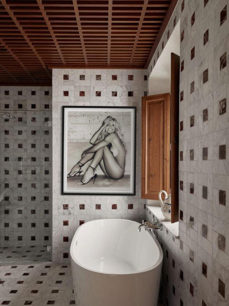 Nude of famous Playboy Bunny Pamela Anderson sitting on the floor, photographed by Sante D'Orazio in 2000.

All prints are limited edition. Available in multiple sizes. High-end framing on request.

All prints are done and signed by the artist. The