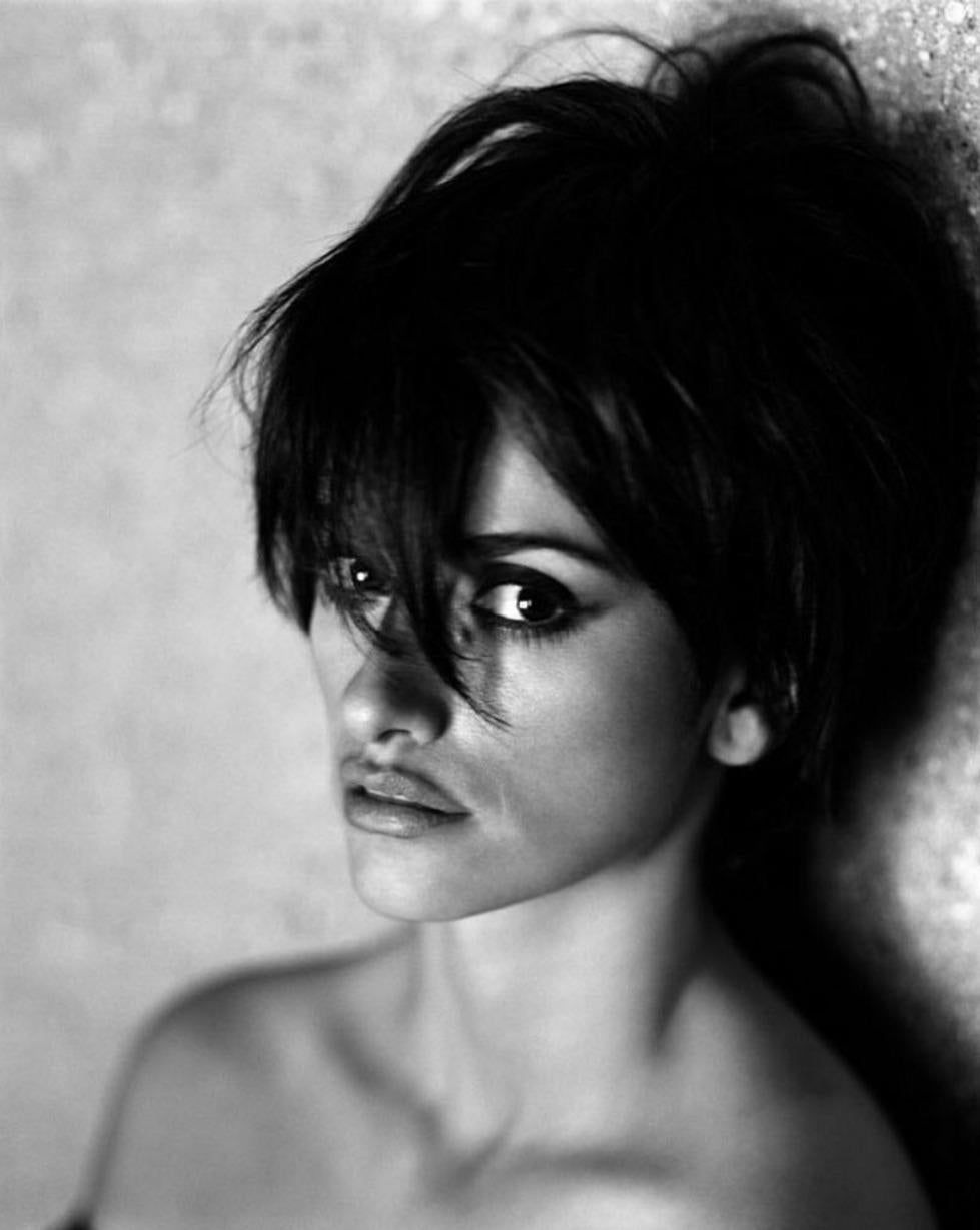 Sante D´ Orazio Black and White Photograph – Penelope Cruz für die italienische Vogue, Goldstein House, LA – Kunstfotografie 2006