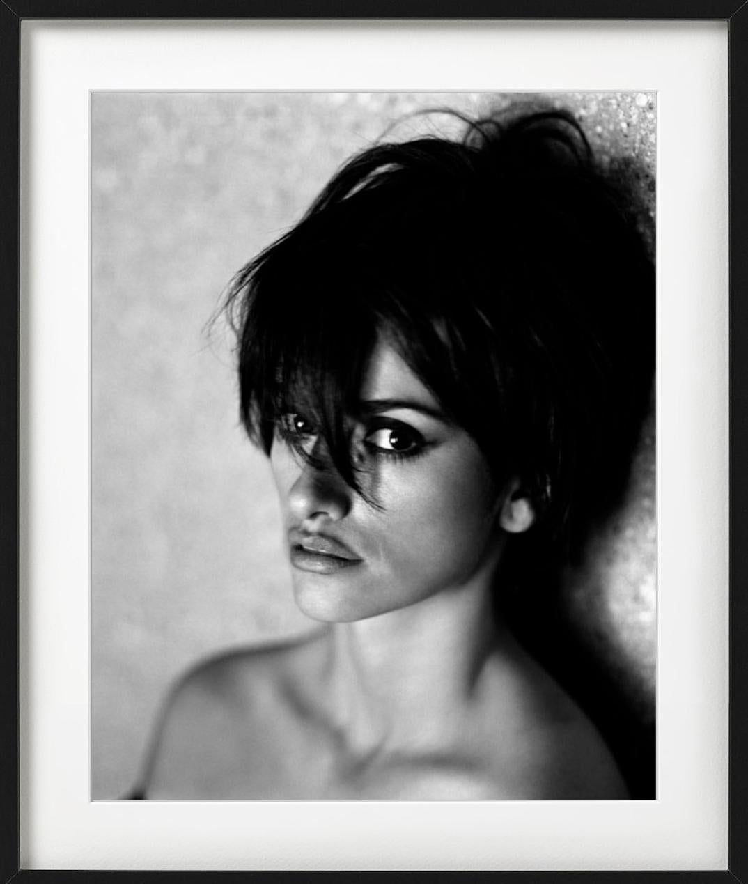 Penelope Cruz für die italienische Vogue, Goldstein House, LA – Kunstfotografie 2006 (Grau), Black and White Photograph, von Sante D´ Orazio