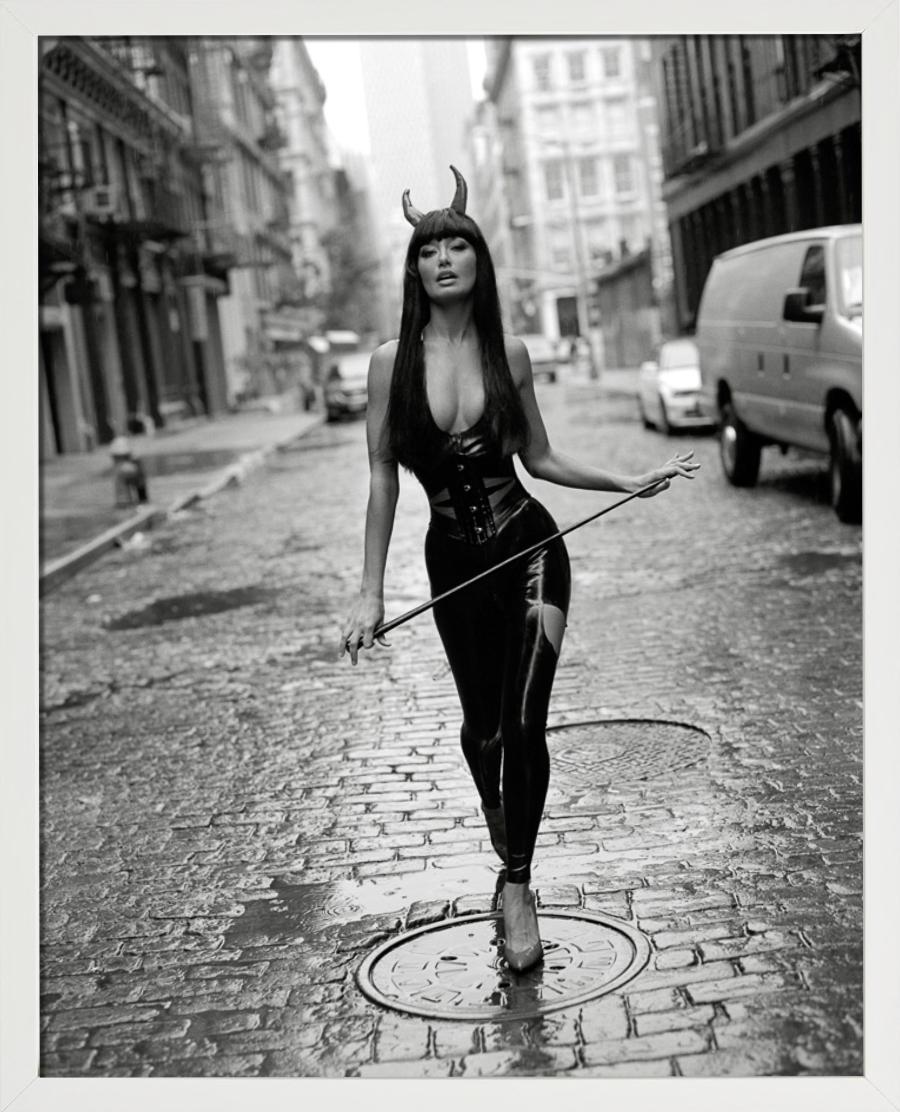 Sky Nellor, Crosby Street, NYC - Devil in Leather, fotografia d'arte, 2004 - Black and White Photograph Grigio di Sante D´ Orazio