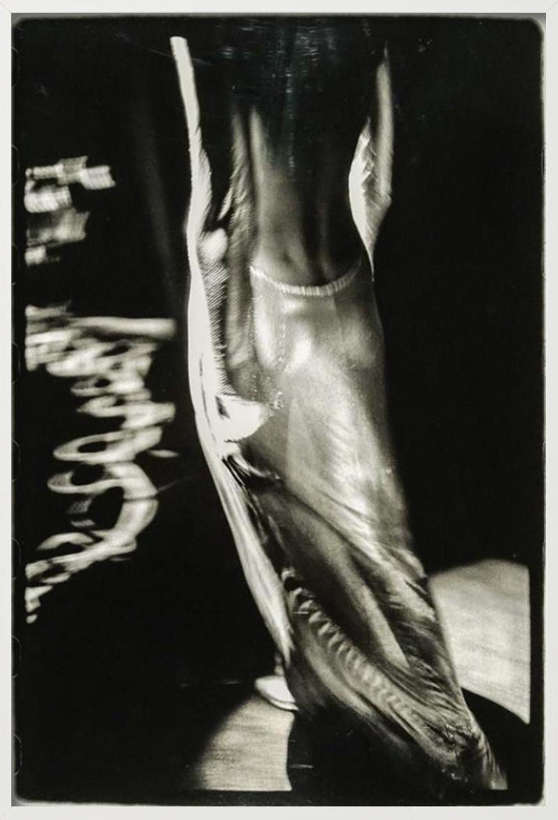 Robe de soirée Versace, photographie d'art en vente 6