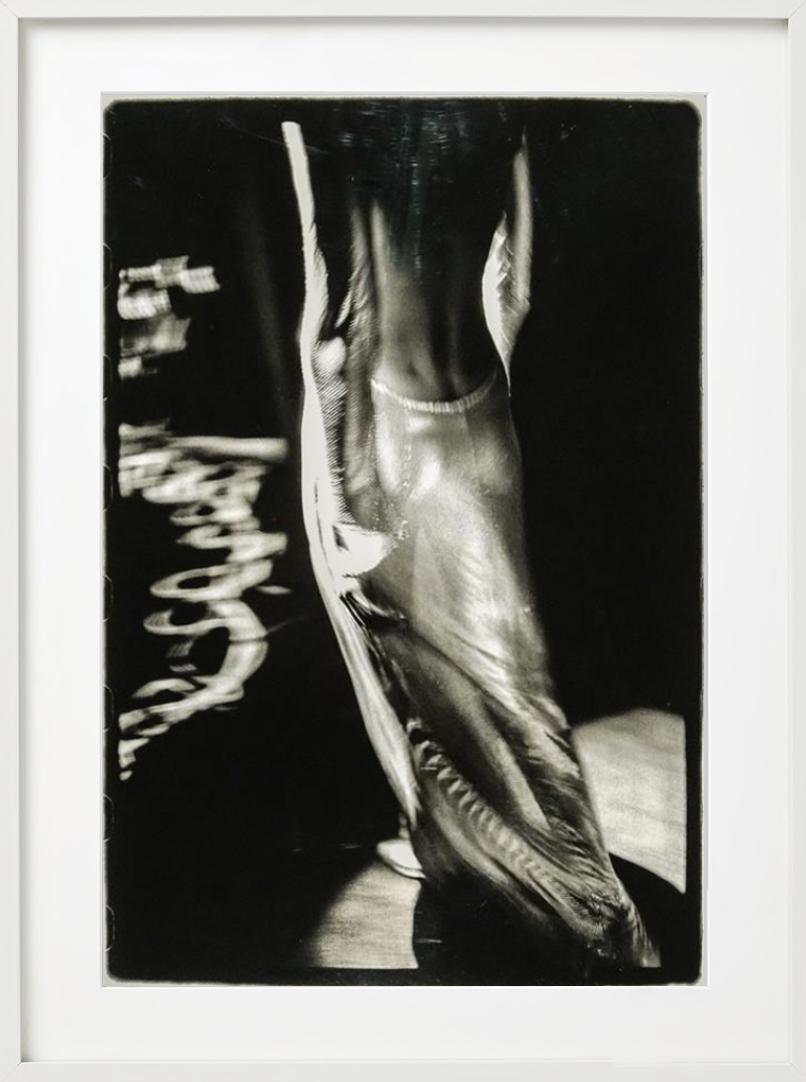 Robe de soirée Versace, photographie d'art - Photograph de Sante D´ Orazio