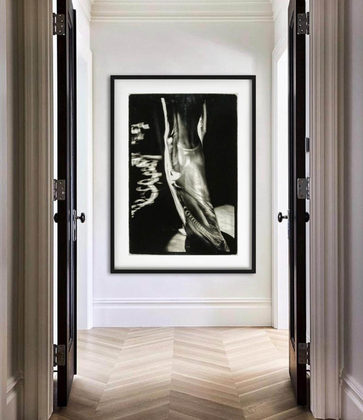 Robe Versace, noir et blanc, photographiée par Sante D'Orazio.

Tous les tirages sont en édition limitée. Disponible en plusieurs tailles. Encadrement haut de gamme sur demande.

Toutes les impressions sont réalisées et signées par l'artiste. Le