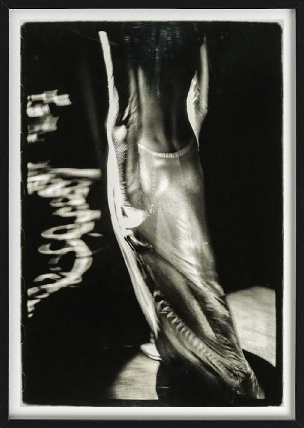 Robe de soirée Versace, photographie d'art en vente 2