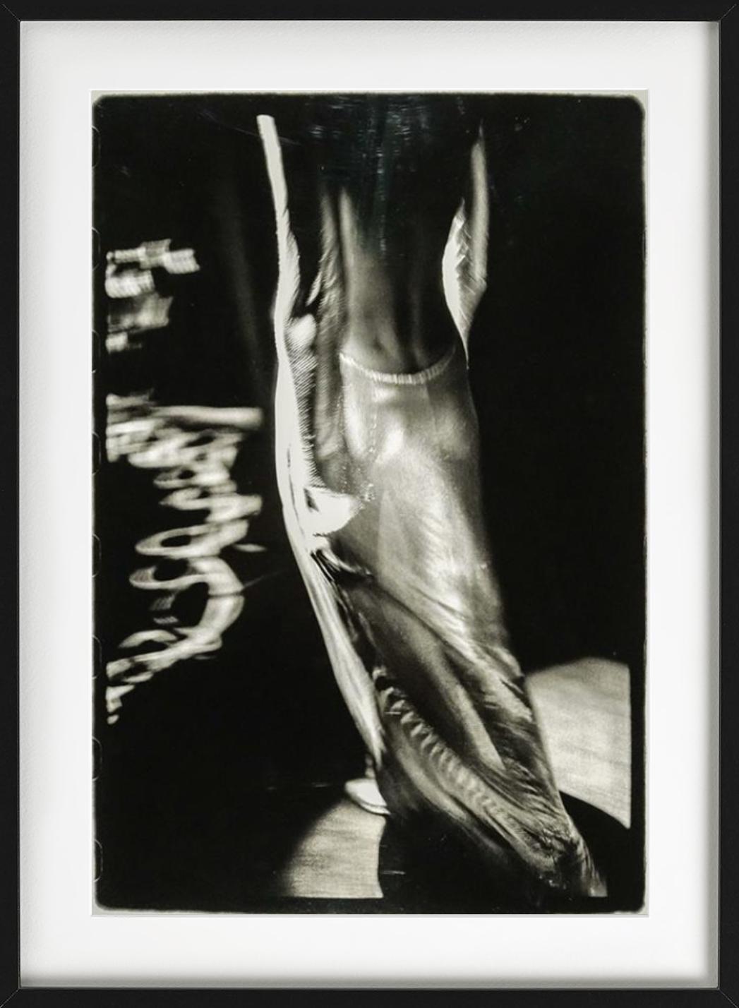 Robe de soirée Versace, photographie d'art en vente 4
