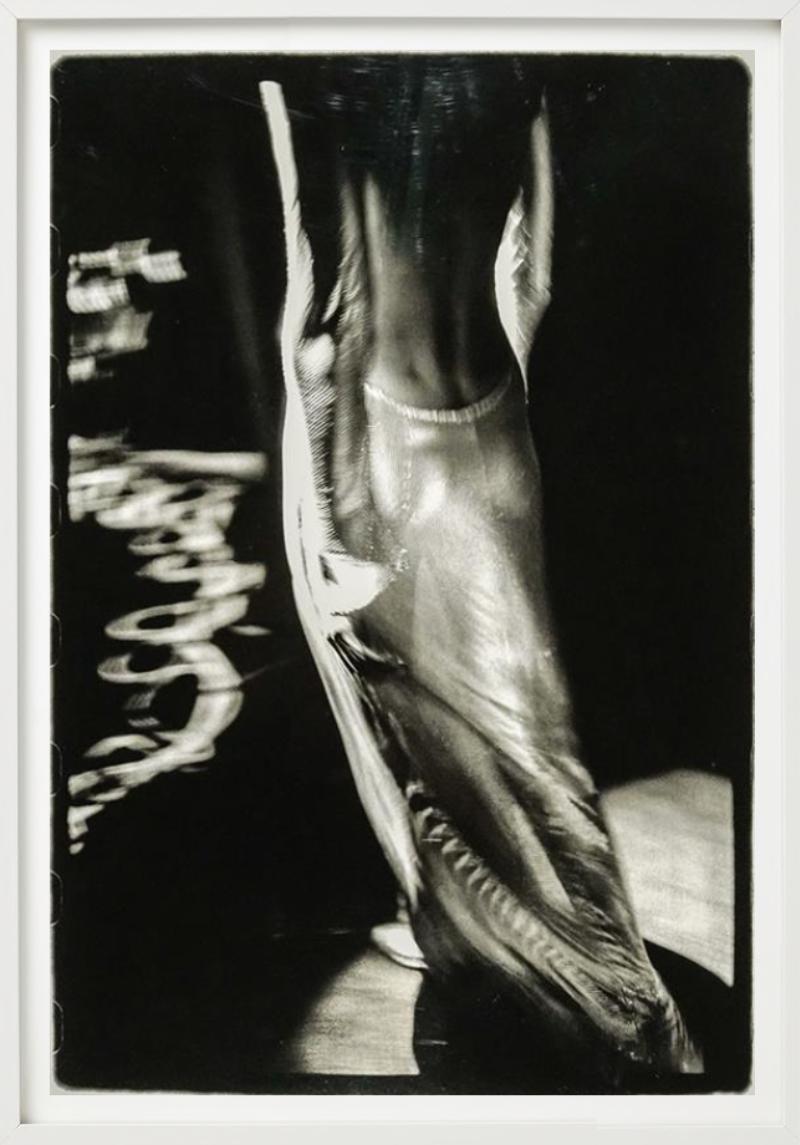 Robe de soirée Versace, photographie d'art en vente 5