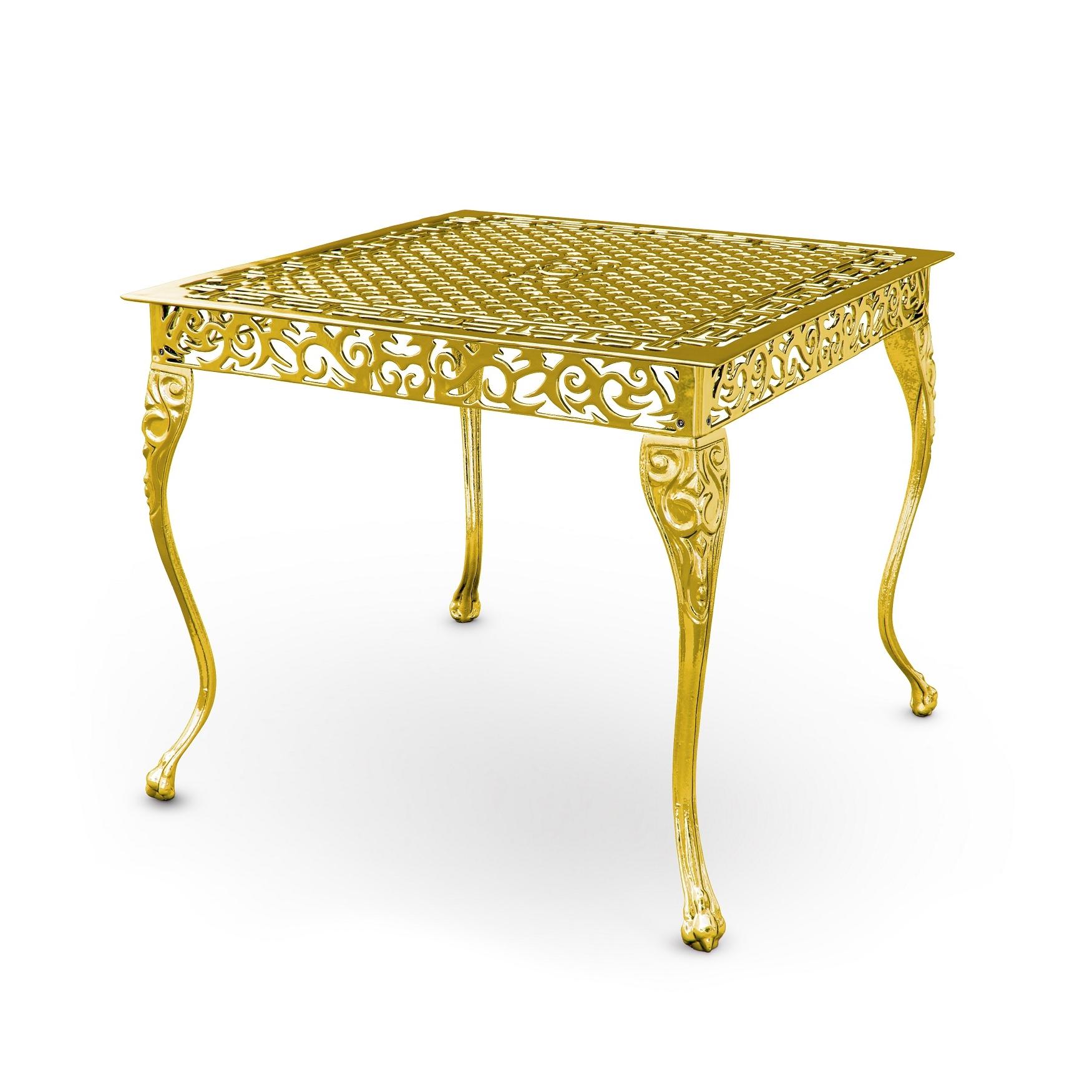 Moderne Table d'appoint Santi en aluminium pour l'extérieur avec finition dorée, fabriquée en Italie en vente