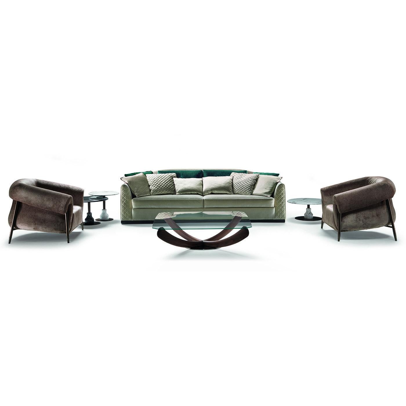Dieses elegante und zeitgemäße Sofa verkörpert Zanabonis Liebe zum Detail, exquisite Handwerkskunst und die Qualität der Materialien. Die geometrische Schlichtheit der Silhouette strahlt klassische Raffinesse aus, während die exklusiven Details der