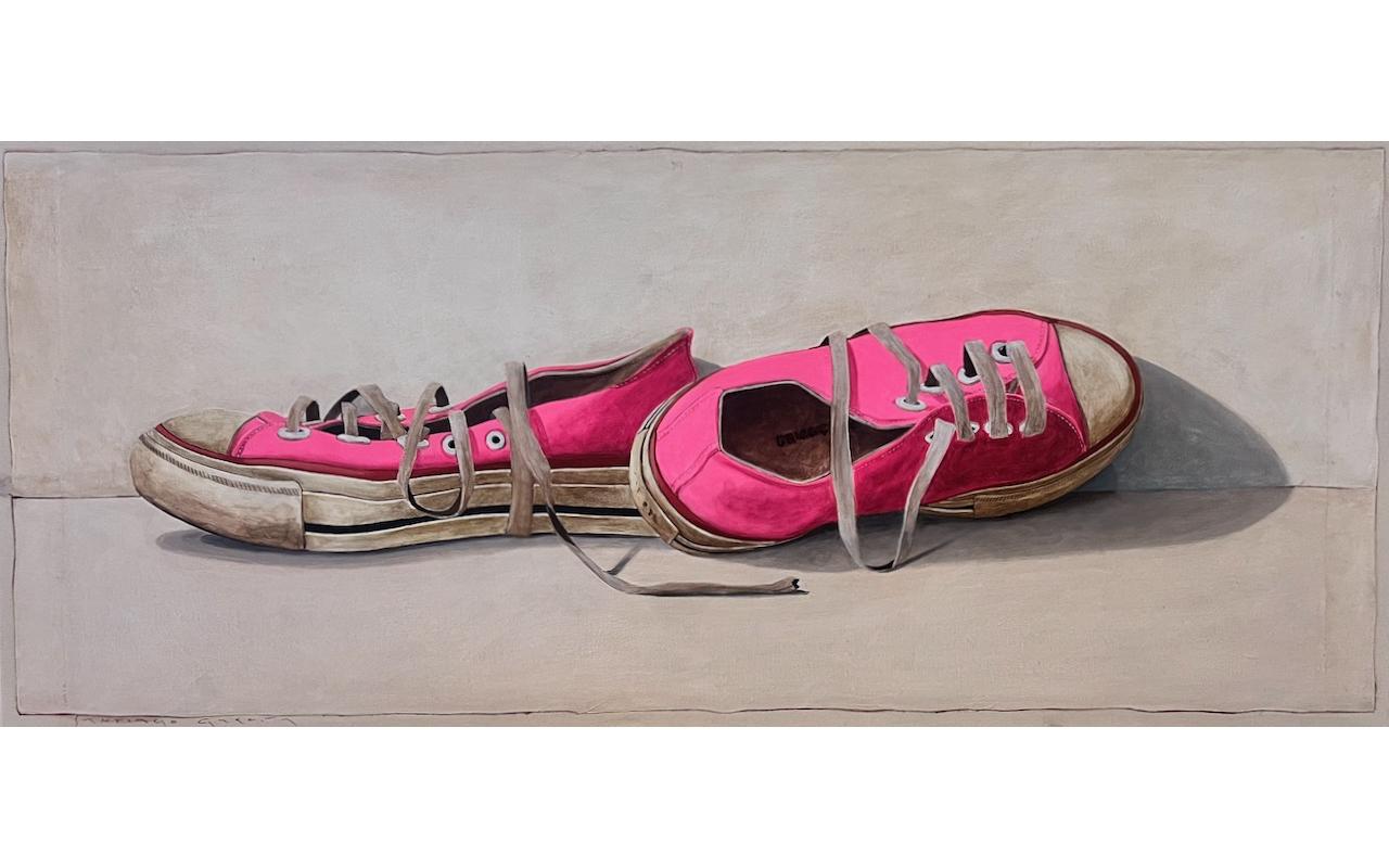 Santiago Garcia Still-Life Painting – ""#1361" Ölgemälde von heißen rosa Low-Top-Turnschuhen auf weißem Hintergrund