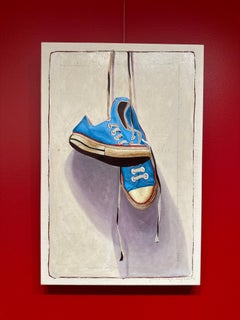 "#1485" Quadro acrilico di Converse blu appese con sfondo bianco.