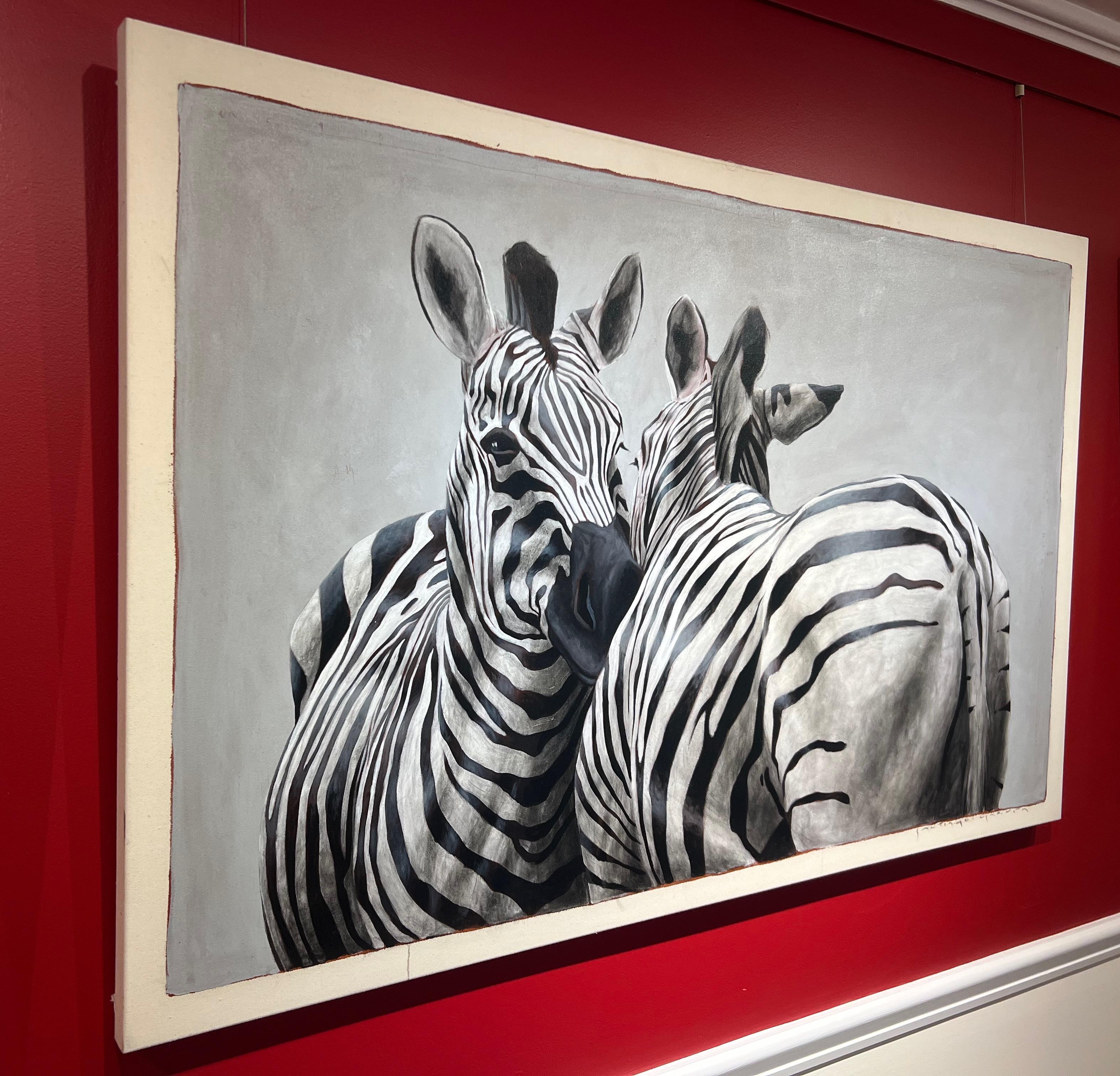 „Andante #101“ Schwarz-Weiß-Ölgemälde mit zwei schwarzen, weißen Zebras, die schillern – Painting von Santiago Garcia