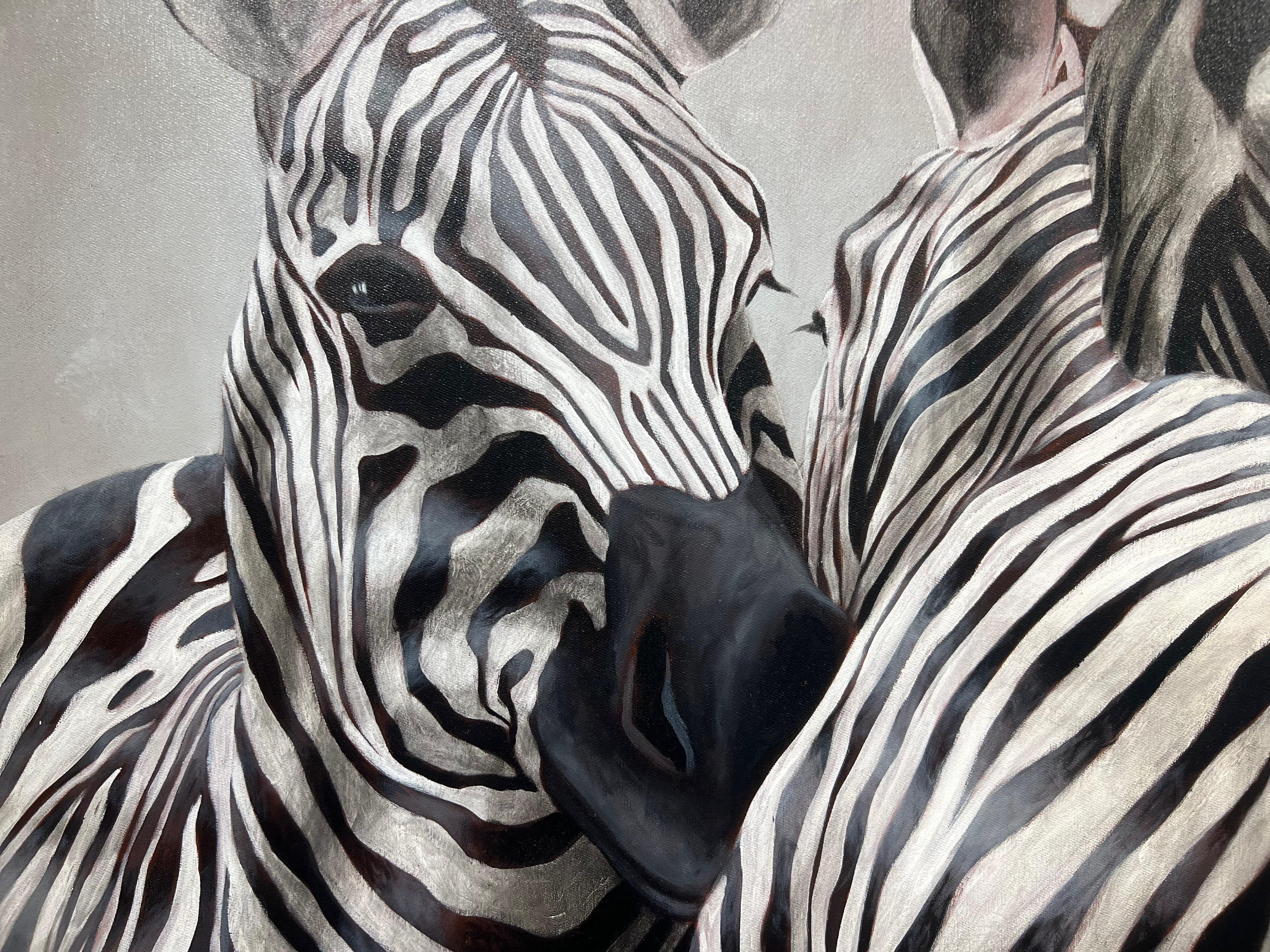 „Andante #101“ Schwarz-Weiß-Ölgemälde mit zwei schwarzen, weißen Zebras, die schillern (Grau), Animal Painting, von Santiago Garcia