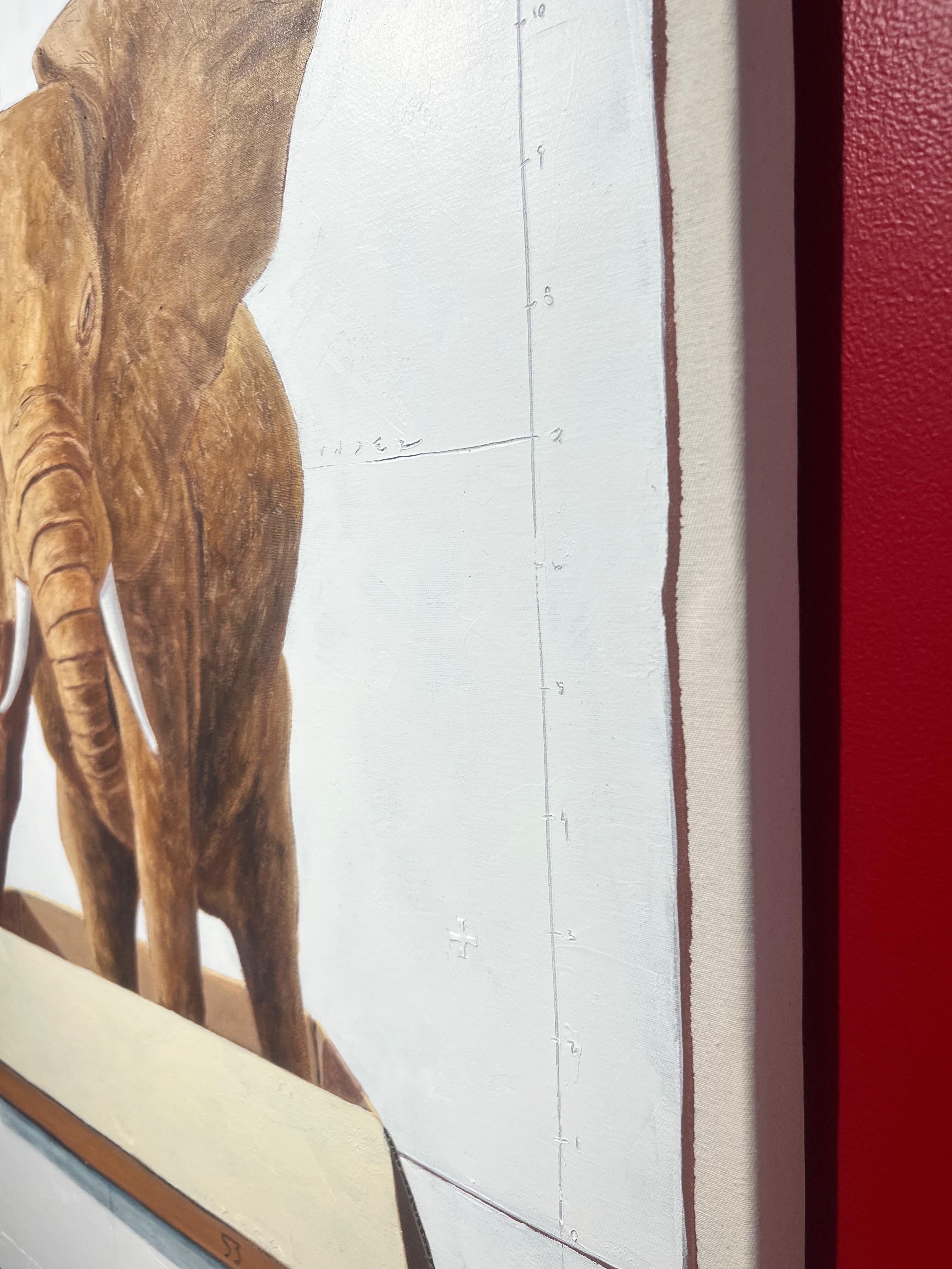 „Andante #917“ Gemälde eines kleinen Elefanten, der in einer Kartonschachtel steht (Beige), Animal Painting, von Santiago Garcia