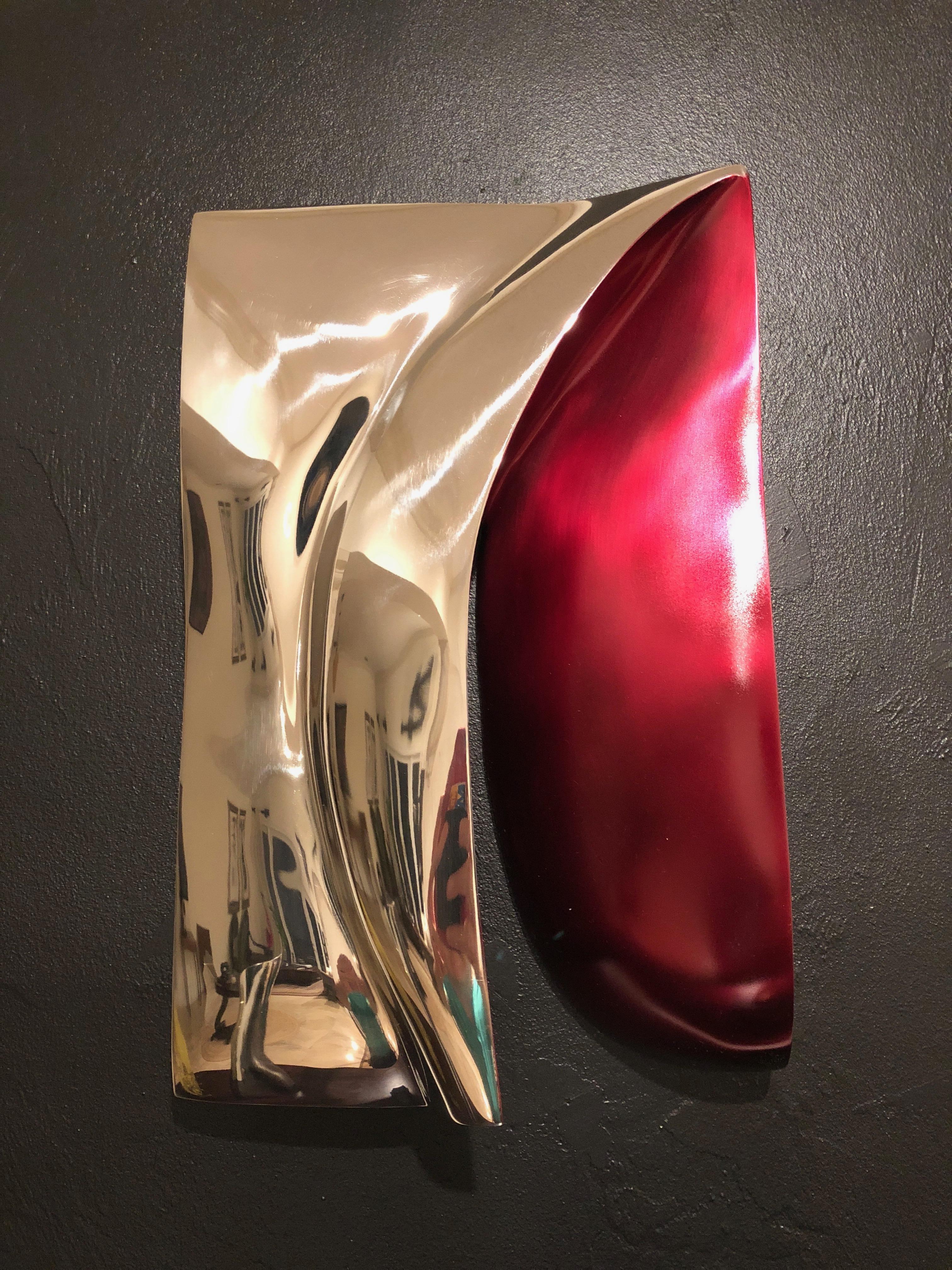 Acciaio inossidabile italiano con sfumatura rossa.

Le sculture in acciaio inossidabile dello scultore Santiago Medina sono presenti in luoghi d'arte pubblica di tutto il mondo come Harvard, Stanford University, City of Miami-Pinecrest Circle,