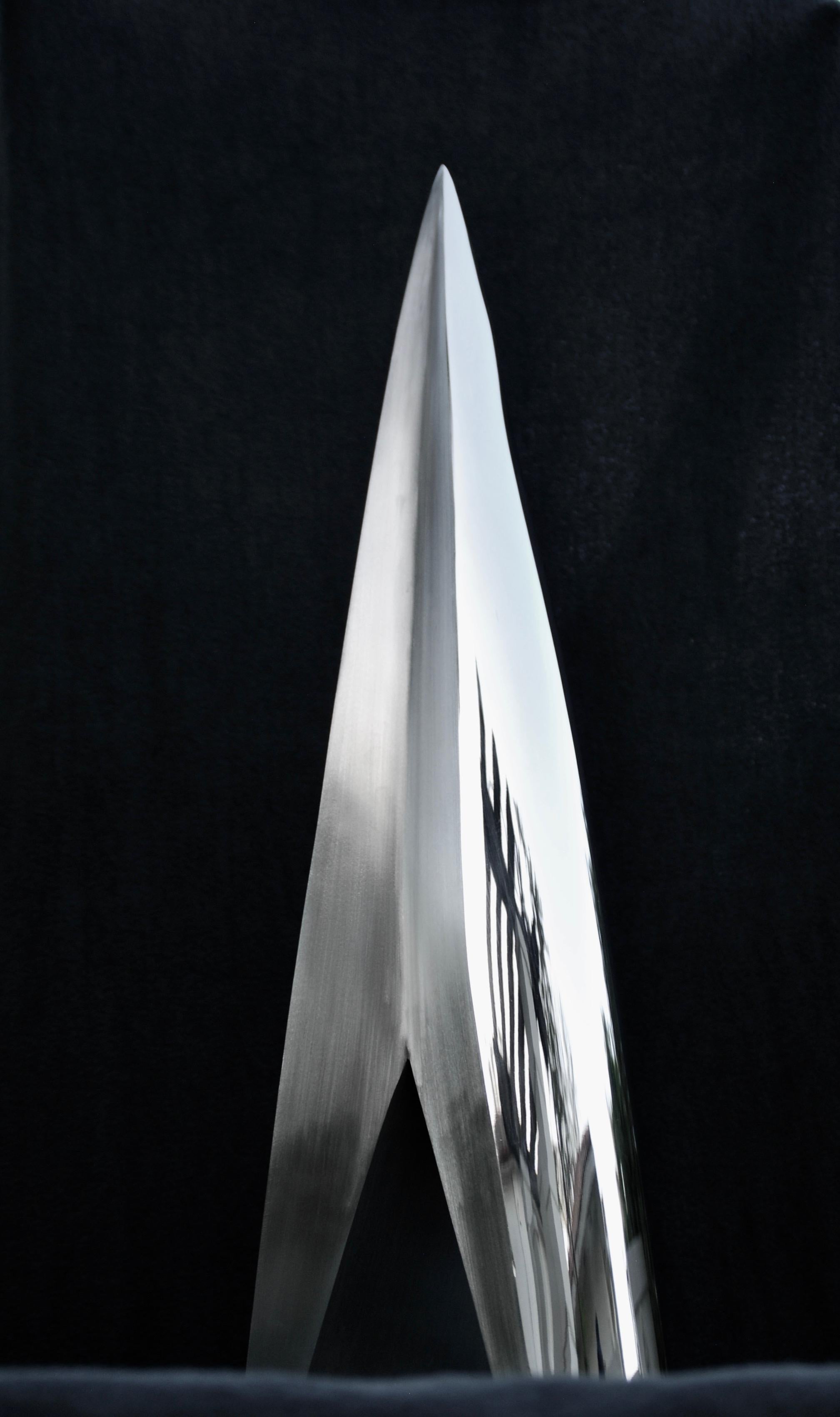 Santiago Medina - RED PINNACLE TABLE TOP, Sculpture 2022 For Sale 2