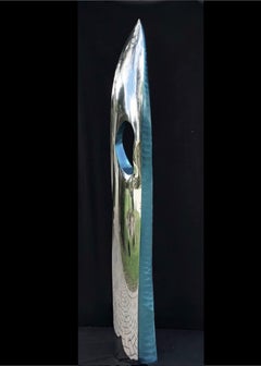 Abstrakte Skulptur aus Edelstahl mit türkisfarbenem Gewicht