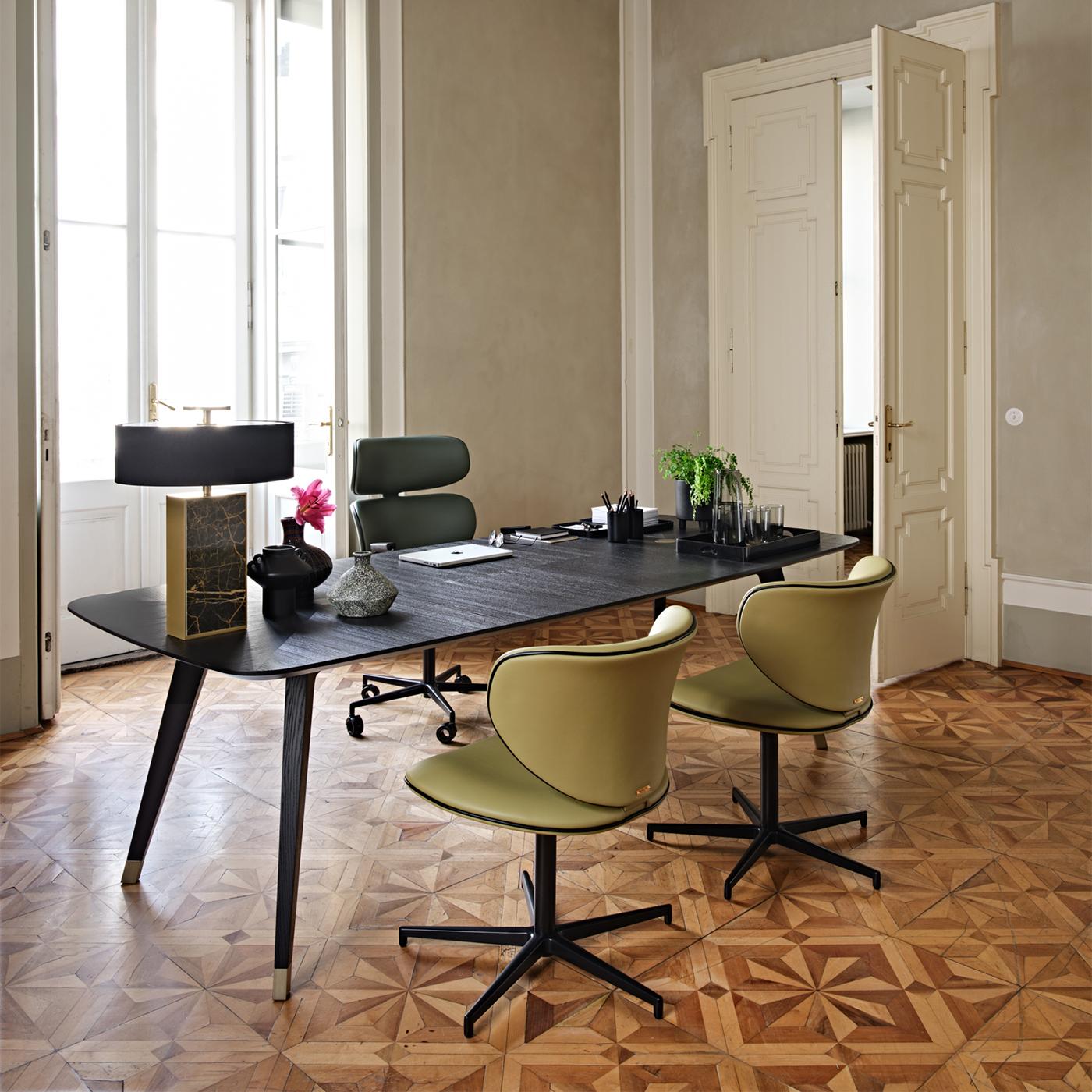 Astucieusement conçue pour conserver une extraordinaire légèreté malgré ses dimensions généreuses, cette table est un exercice d'élégance moderne qui convient aussi bien à des contextes conviviaux que professionnels. Des inserts centraux en métal