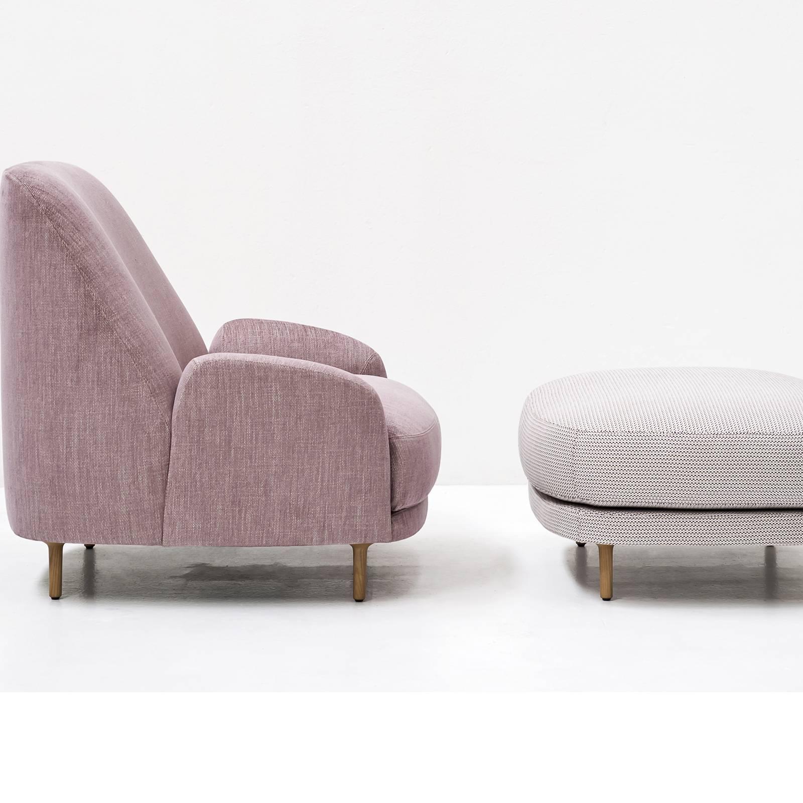 Striking a perfect balance between sophistication and comfort, this armchair is a superb piece of functional decor that will enliven a modern or Classic decor with elegance. Either alone or paired with the Santiago pink ottoman, this piece boasts