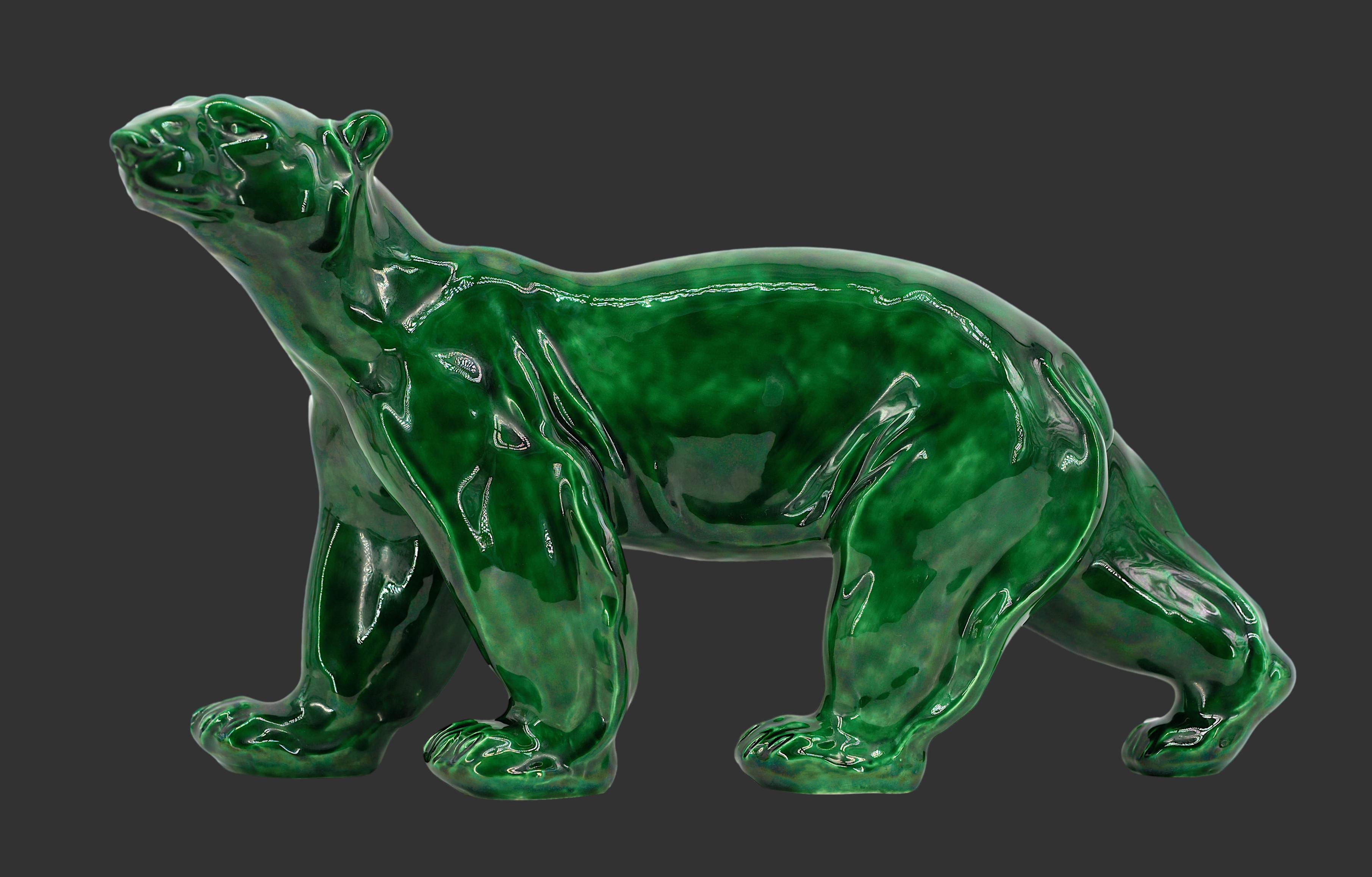 Sehr seltene französische Art-Déco-Keramikskulptur eines Bären von Santiago Rodriguez Bonome, Frankreich, 1920er Jahre. Hervorragende Arbeit von Bonome in einem fantastischen Grün. Höhe: 30 cm (11,8