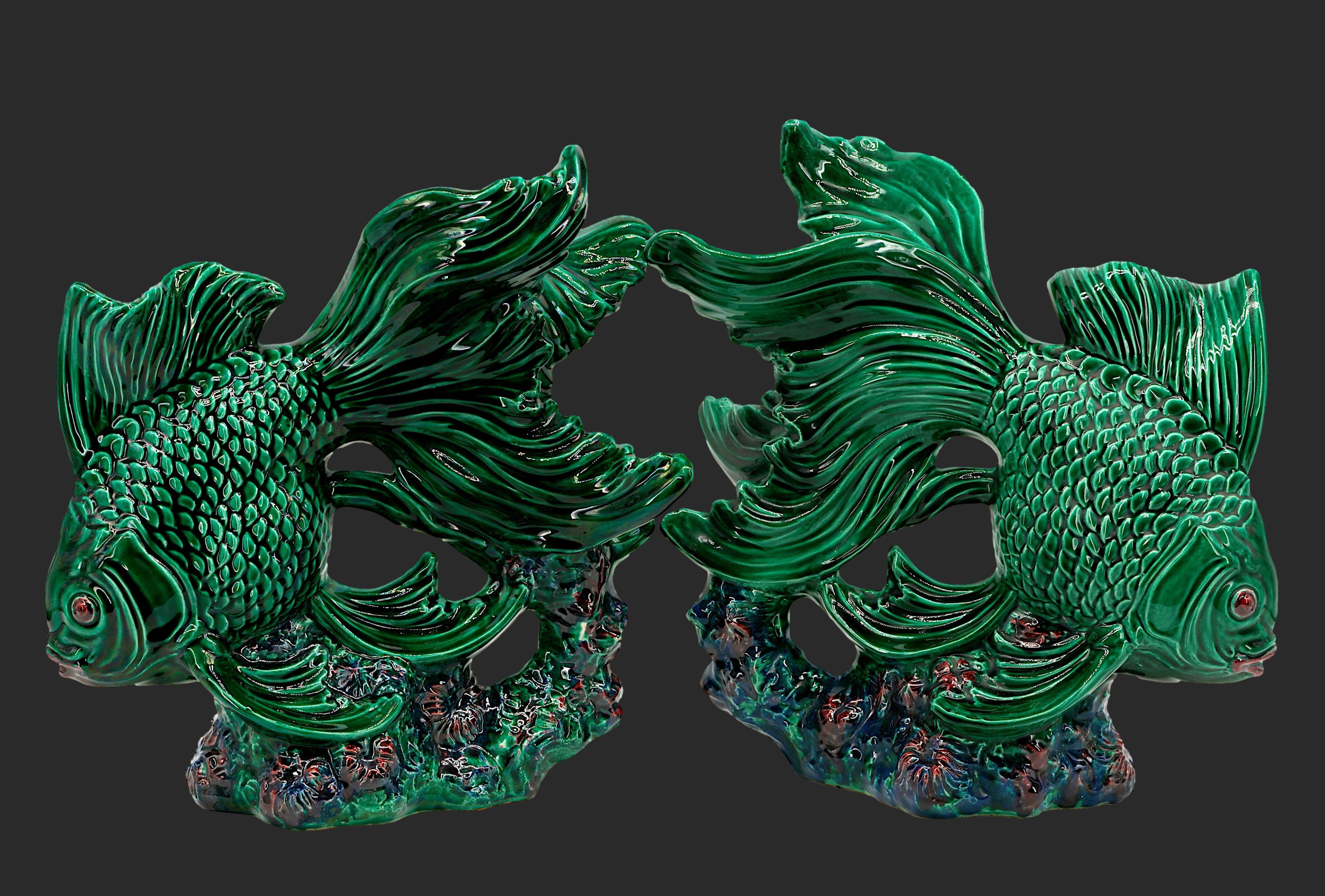 Escultura francesa Art Déco en cerámica con forma de pez, obra de Santiago Rodríguez Bonome, Francia, años 1920. Magnífico trabajo con los colores específicos de Bonome: verde, rojo y azul. Altura: 15,6