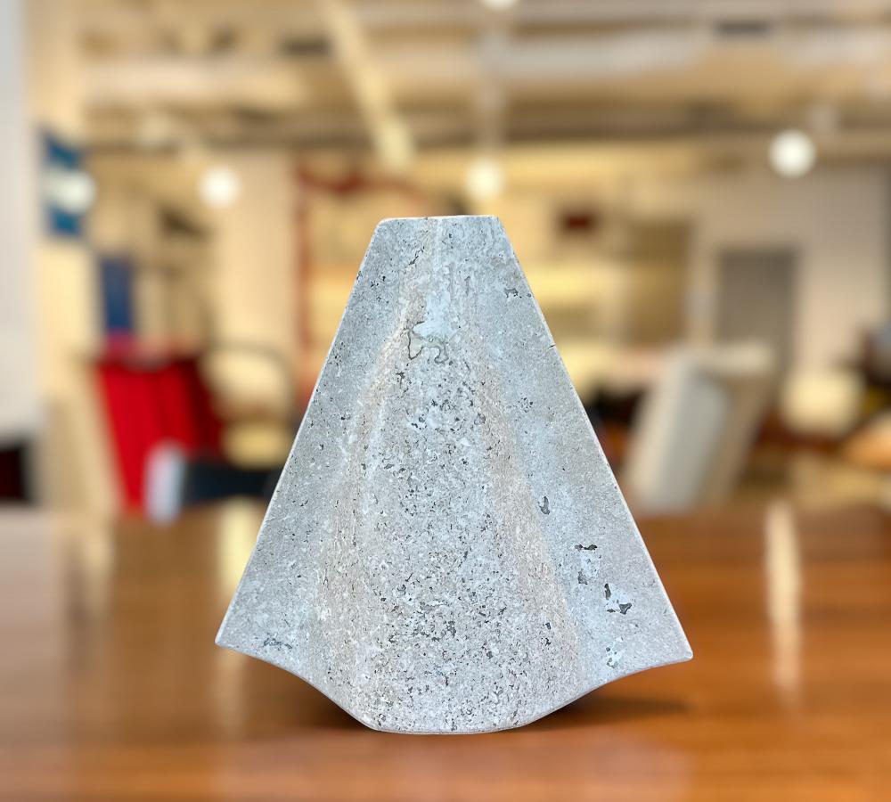 Vaso/candela Santísima Flower in marmo di Ensamble Artesano, 2024 In condizioni Nuovo in vendita a New York, NY
