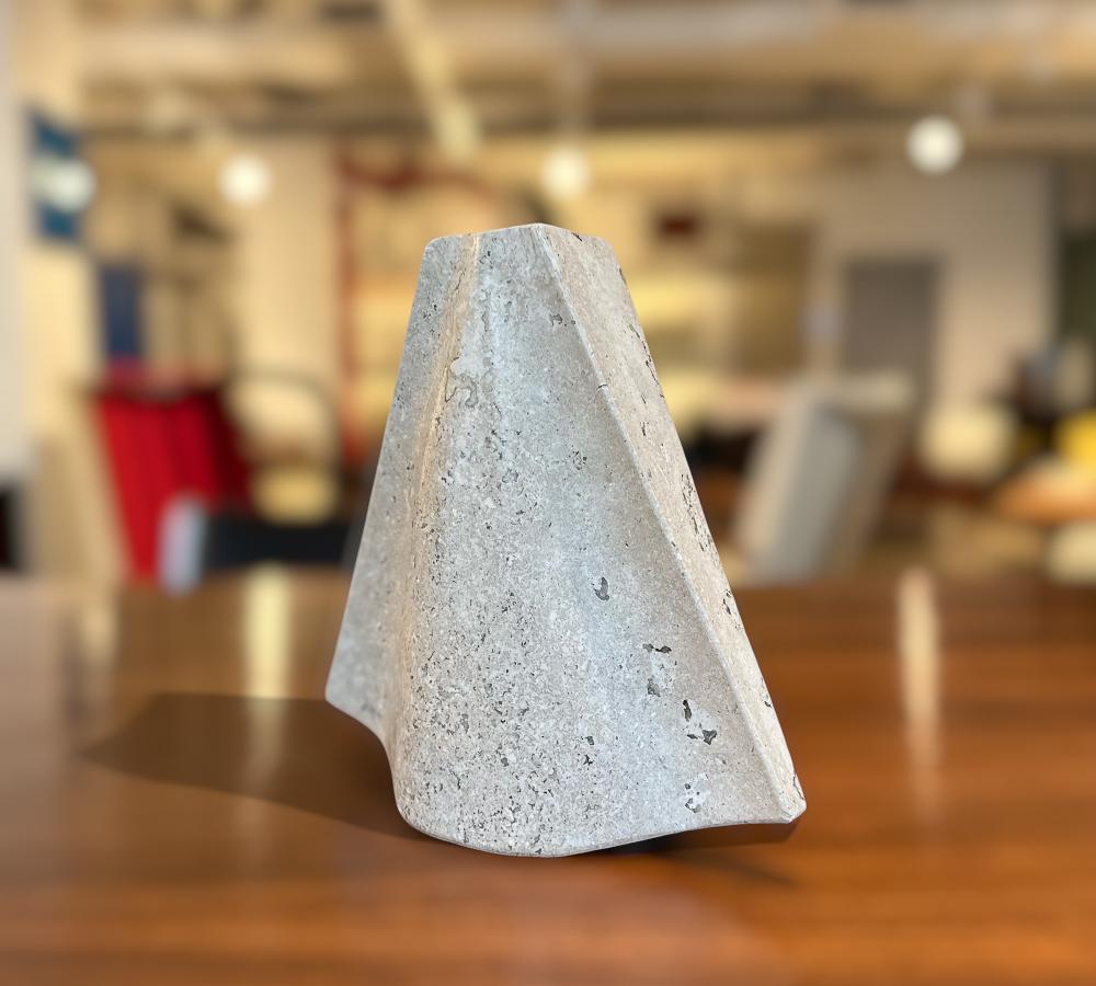 XXI secolo e contemporaneo Vaso/candela Santísima Flower in marmo di Ensamble Artesano, 2024 in vendita