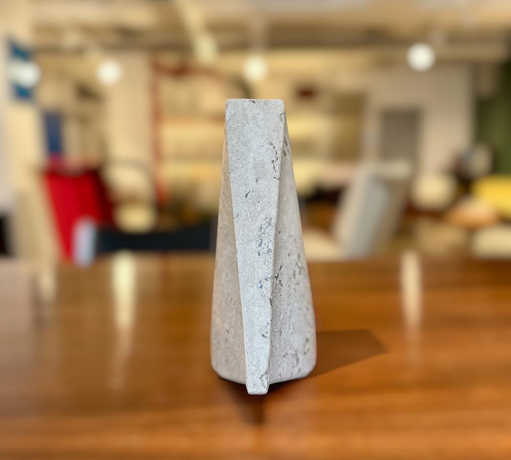 Pietra Vaso/candela Santísima Flower in marmo di Ensamble Artesano, 2024 in vendita