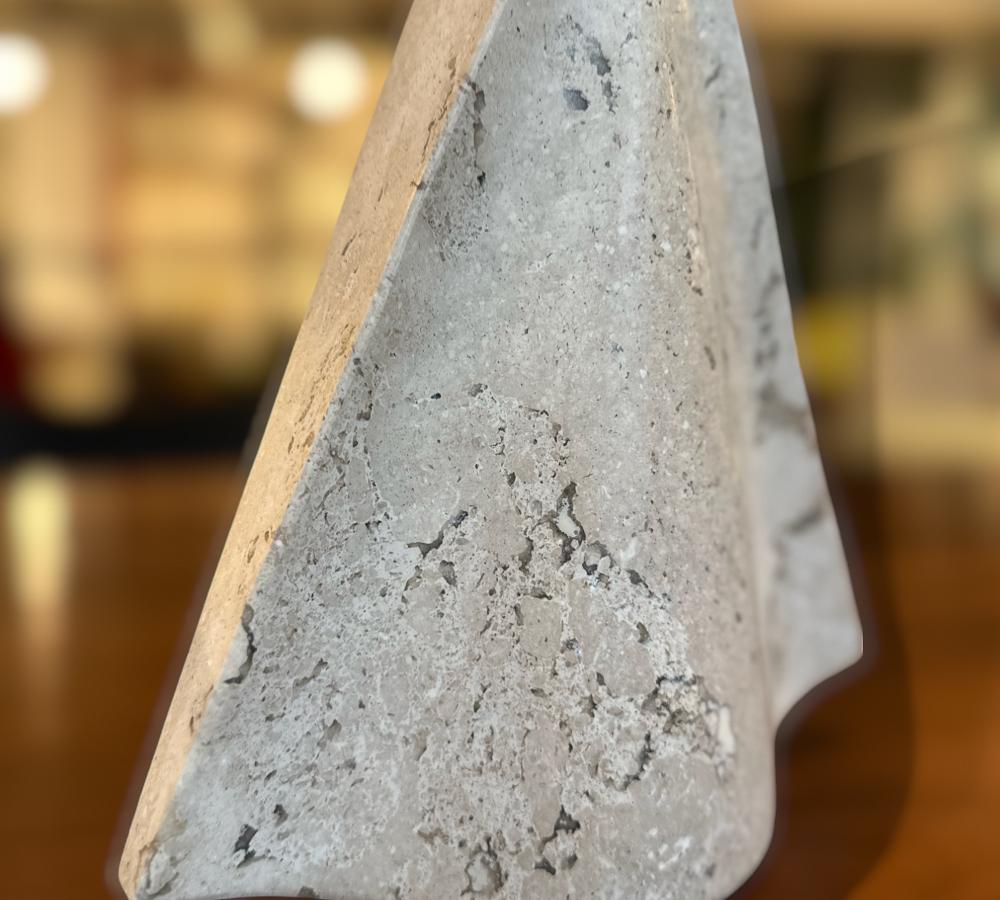 Vaso/candela Santísima Flower in marmo di Ensamble Artesano, 2024 in vendita 2