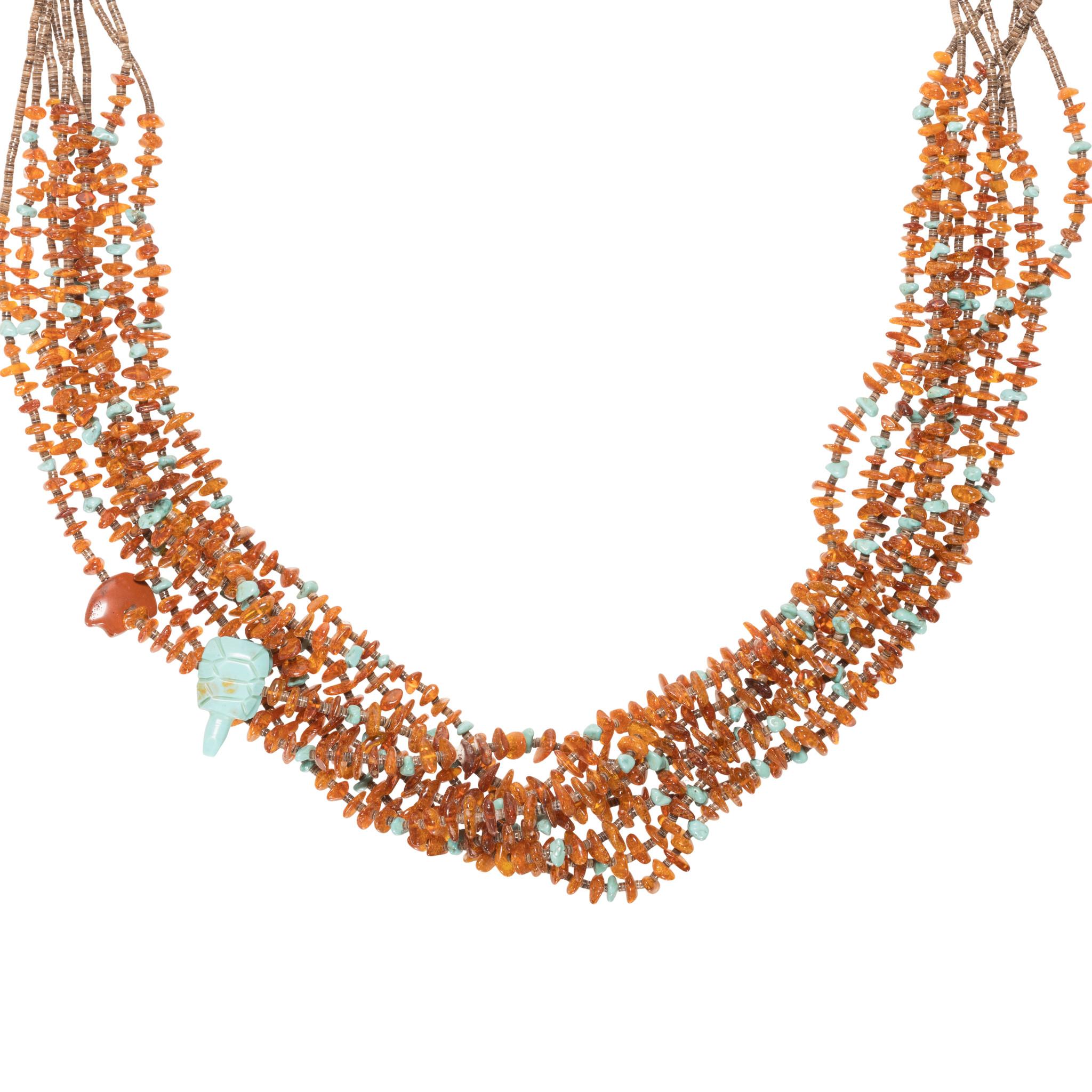 Collana di perline a otto fili di Santa Domingo. Con piccole perle d'ambra intervallate da perline turchesi e dischi di heishi. Con feticcio di tartaruga turchese e piccolo feticcio di orso di corallo rosso. Attaccati ai CAP in sterling con una
