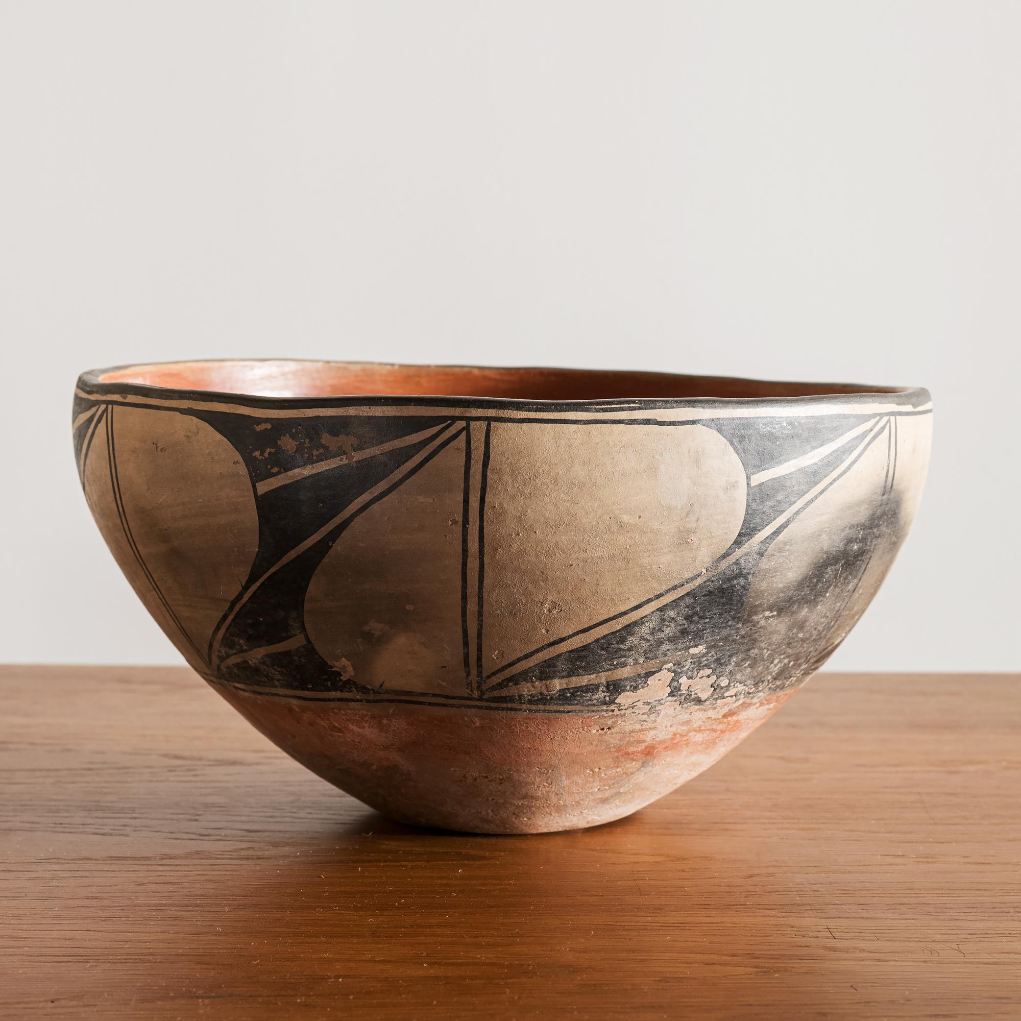 Impastatrice pueblo di Santo Domingo in vernice vegetale nera su barbottina color crema, 1900 circa. L'ottima patina esterna indica un uso domestico prolungato.