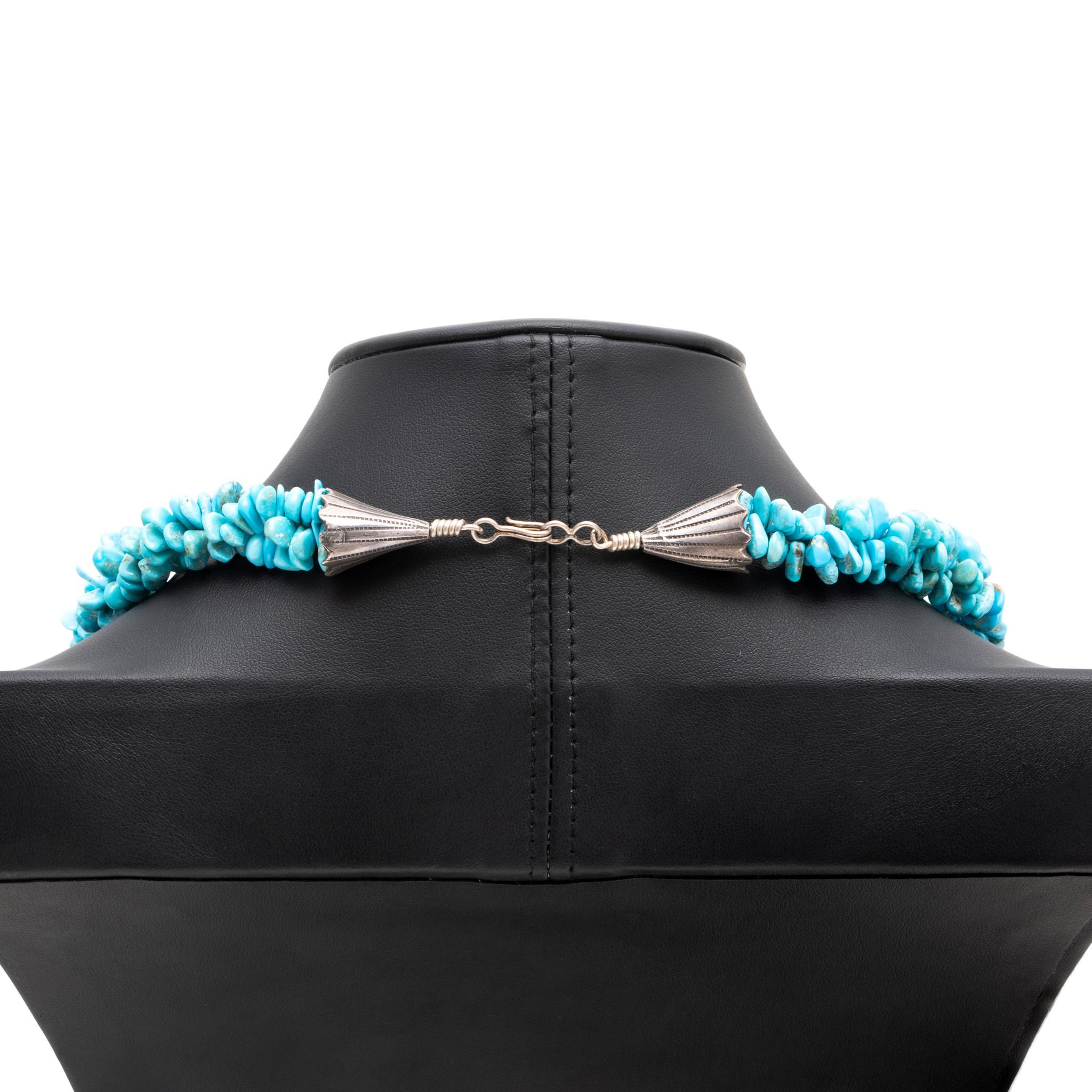 Türkisfarbene Perlenkette der Santo Domingo Indianer. Mit natürlichen Kingman-Türkisen in abgestufter Größe, die in einem ineinandergreifenden Muster an der Halskette herabfallen. Geprägte Kappen aus Sterlingsilber und traditionelle Schließe.