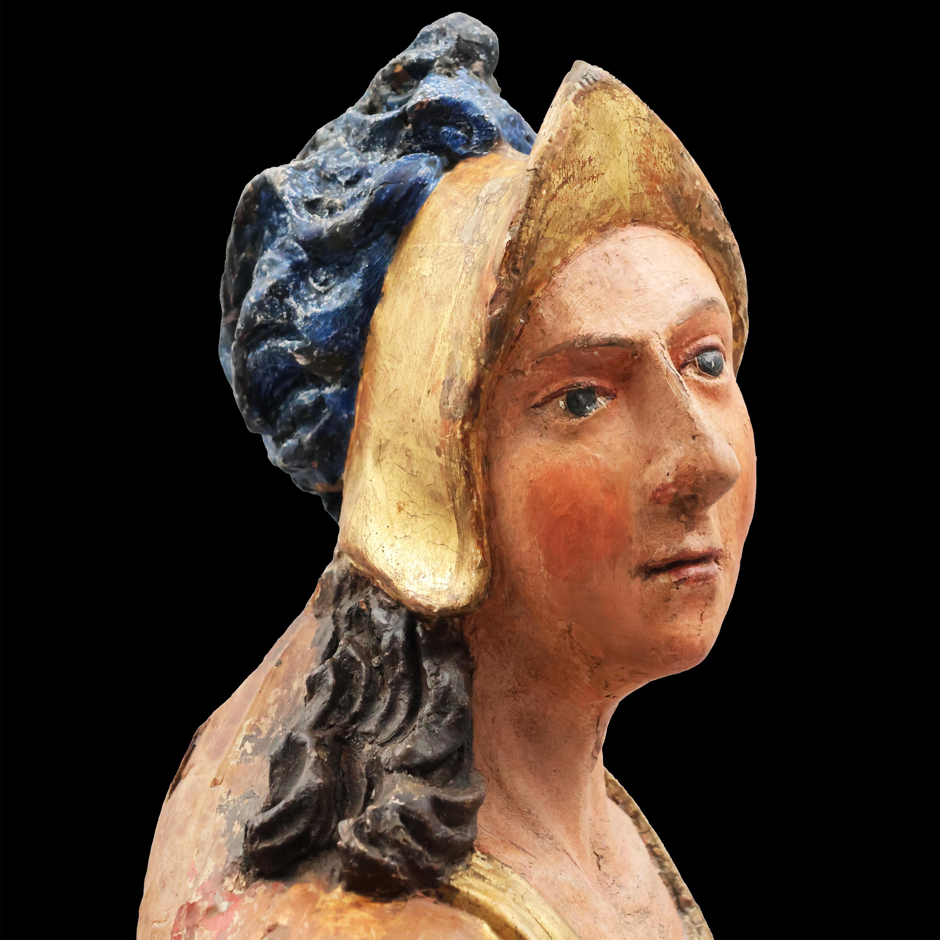Descrizione
Scultura lignea policroma da centro raffigurante Santo Floriano. San Floriano è raffigurato da soldato romano con in mano un secchio che spegne il fuoco su una cattedrale in fiamme. Nel secolo XV fu attribuito a San Floriano il patronato
