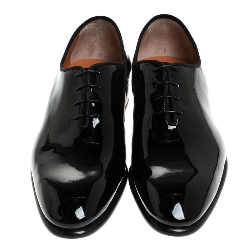 These designer oxfords from the house of Santoni are just what you need to pair with a smart formal look. These impressive black-colored shoes can add a dapper twist to your entire outfit be it any occasion. They are crafted from glossy patent