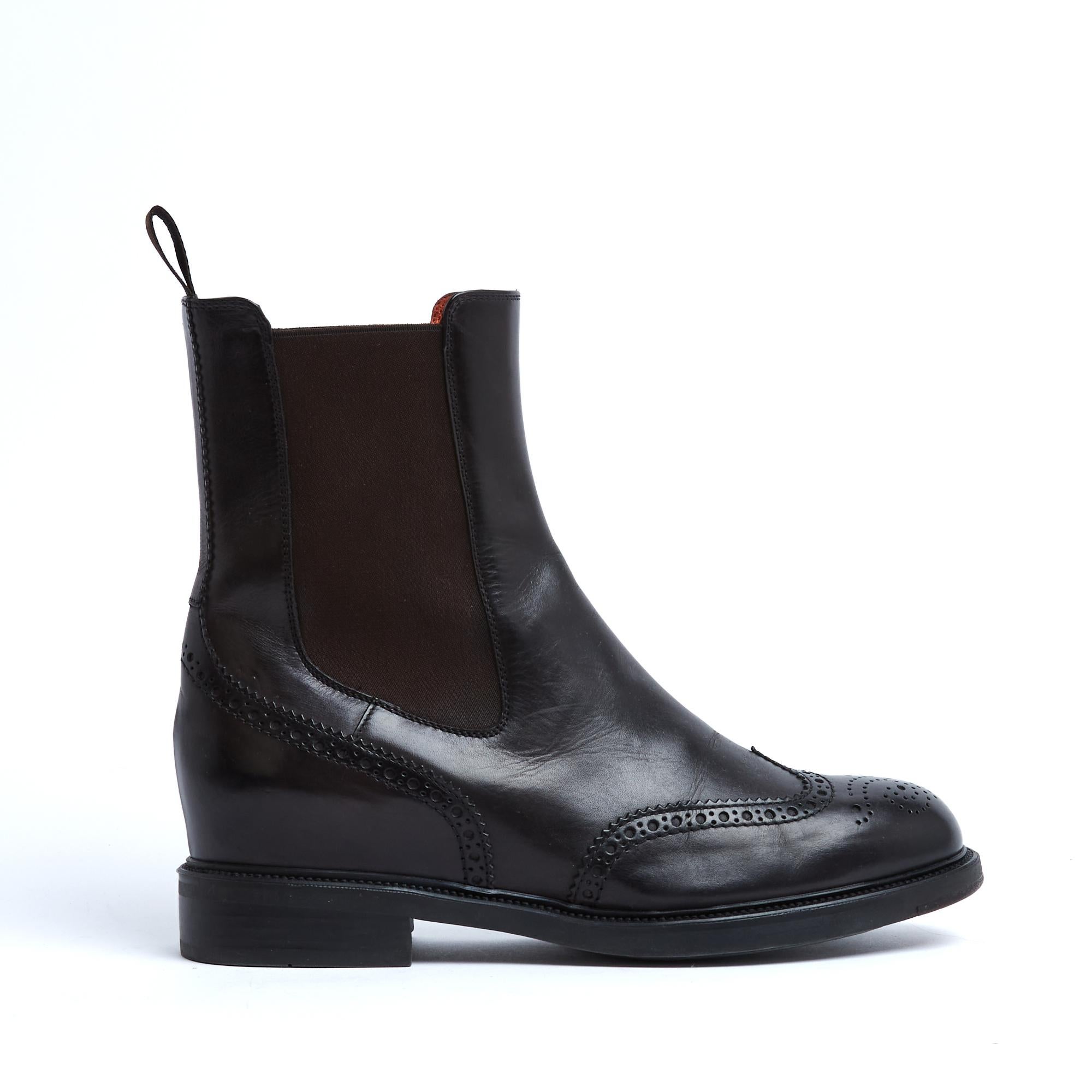 Santoni Chelsea-Stiefel aus schwarzem Glattleder mit Brogue-Zehe, zwei elastischen Einsätzen auf beiden Seiten des Knöchels, Futter, Innensohle aus Leder, Absatz und Laufsohle aus schwarzem Leder und Gummi. Größe EU 38,5 (UK 5,5 und US 8). Die