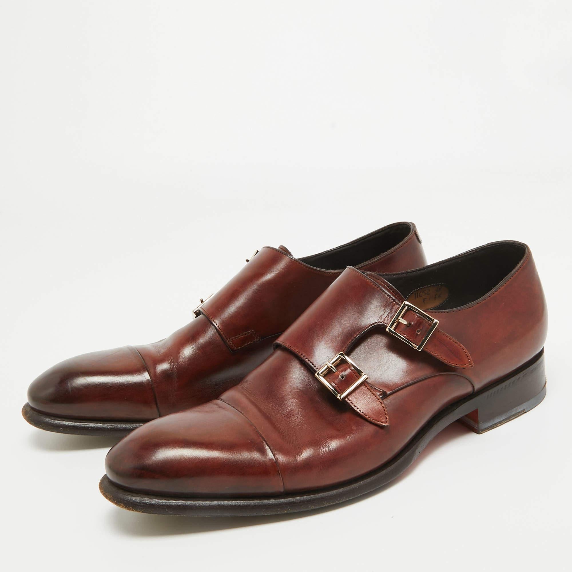 Santoni's monk strap derby for men is presented in brown leather dual buckles for easy securing. The shoes fit well and look great. 