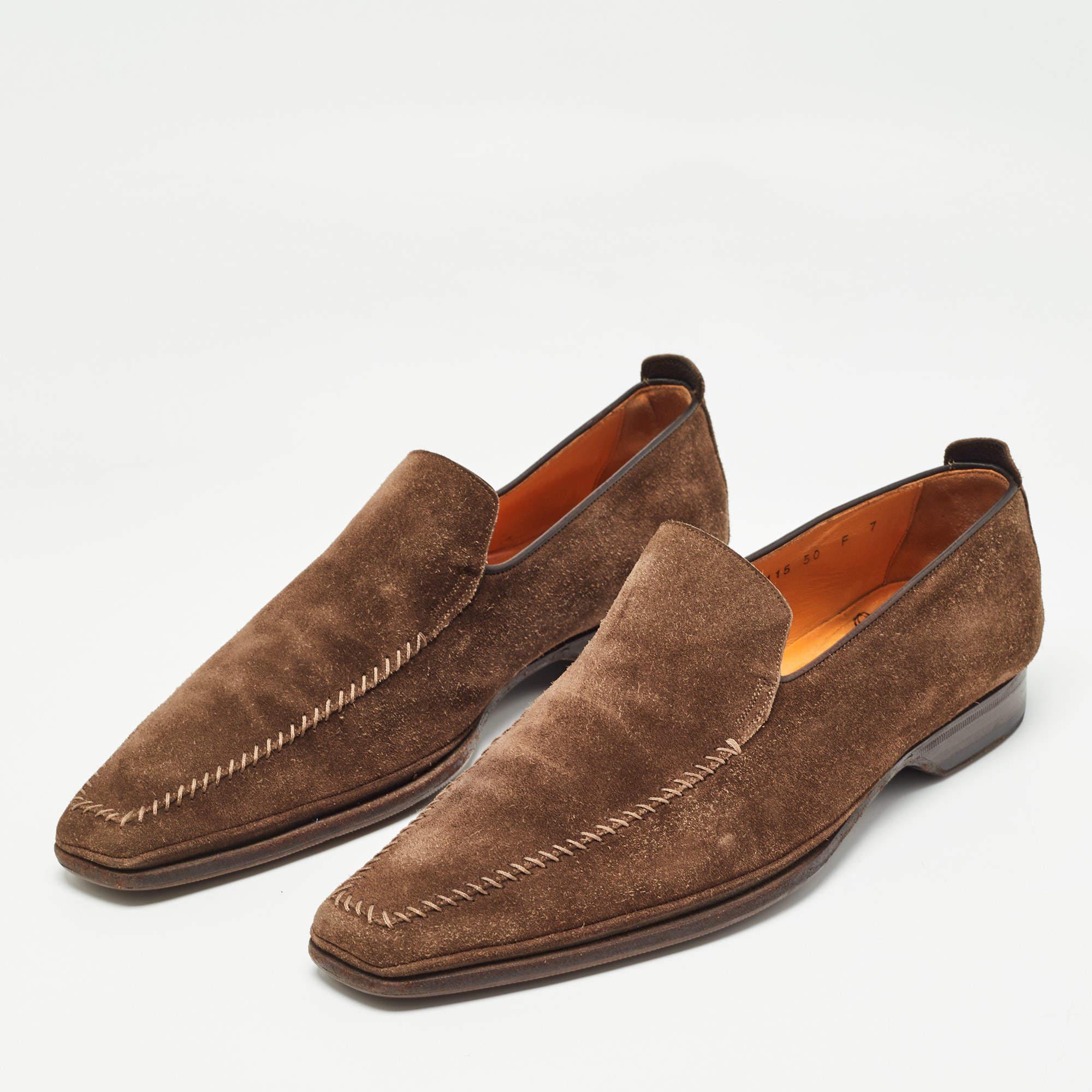 These loafers from Santoni are not only high in appeal but also very skilfully made. The leather loafers have a comfortable shape and will complement any look.